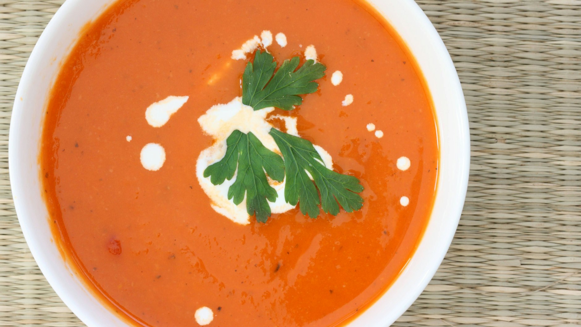 Diese Tomatensuppe ist super lecker und das perfekte schnelle Abendbrot.