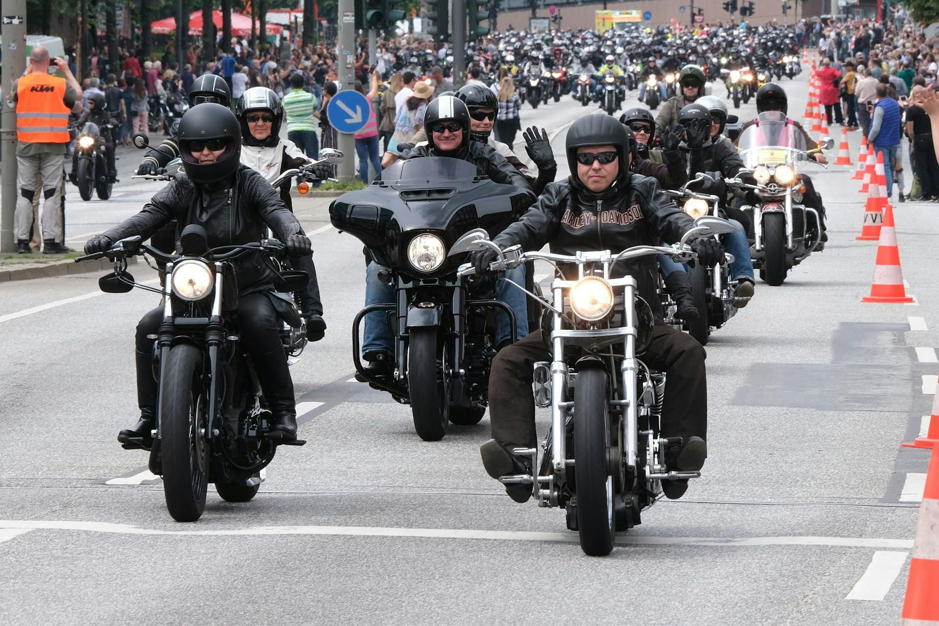 Ein Motorradkorso fährt am Samstag durch Lichterfelde und Tempelhof.