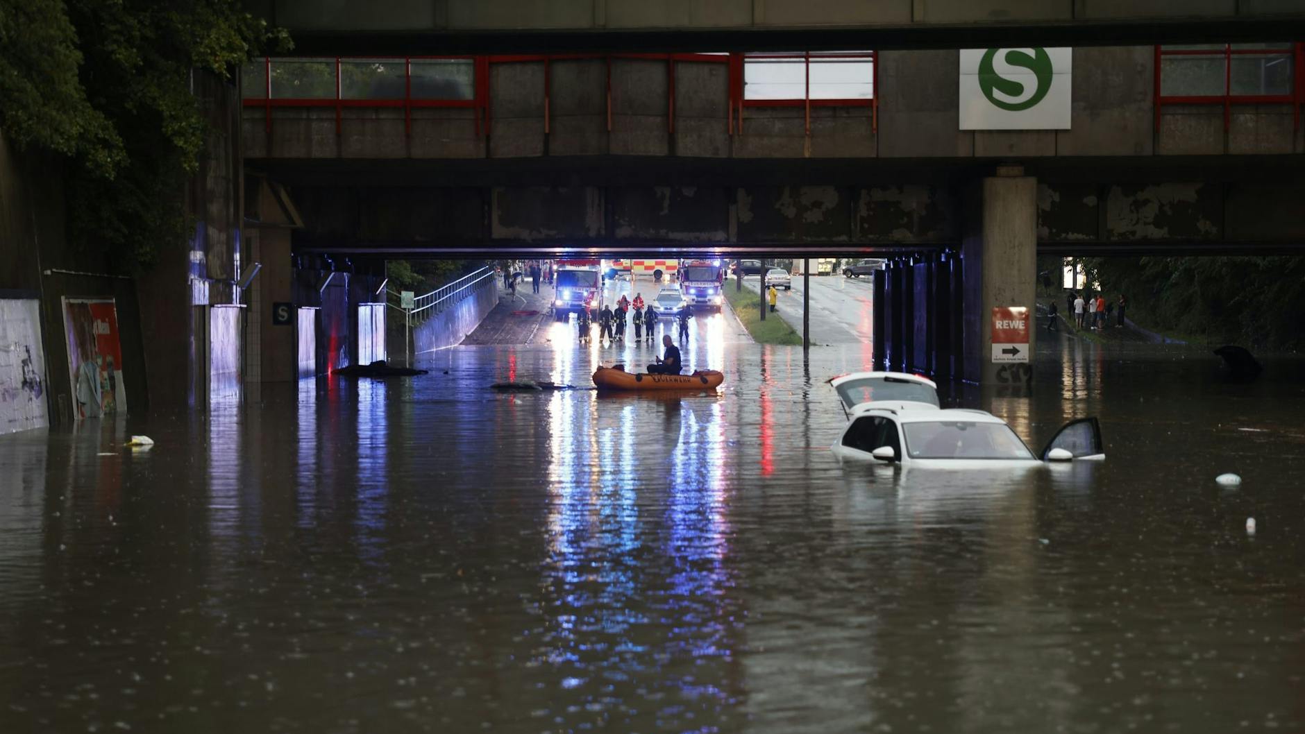 Nürnberg traf es bei dem Unwetter unter anderem am schlimmsten. Einsatzkräfte der Feuerwehr konnten nur noch mit einem Schlauchboot zu den Autos in einer überschwemmten Unterführung gelangen.