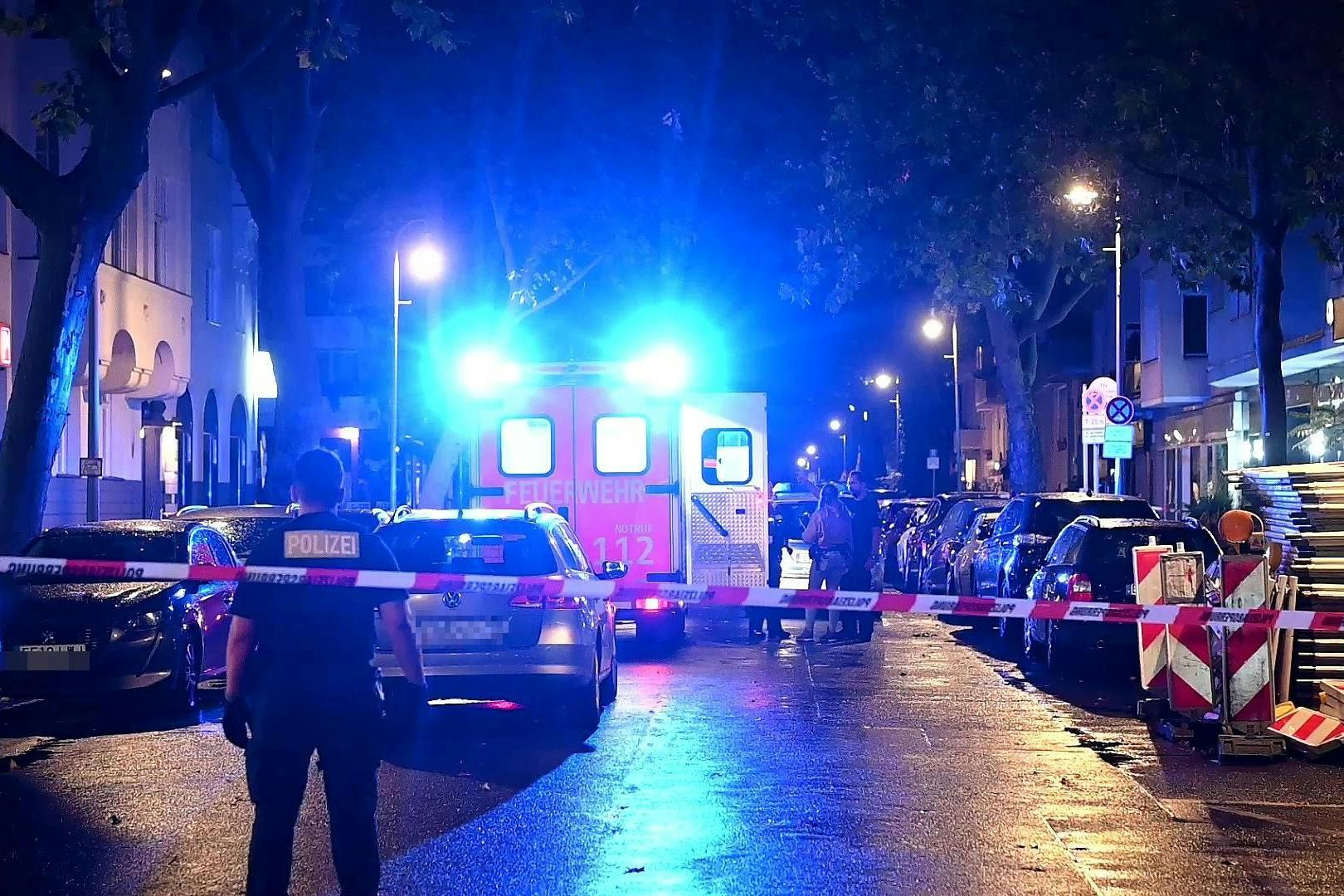 Rettungskräfte am Tatort. In Berlin-Schöneberg wurde offenbar eine Frau umgebracht.