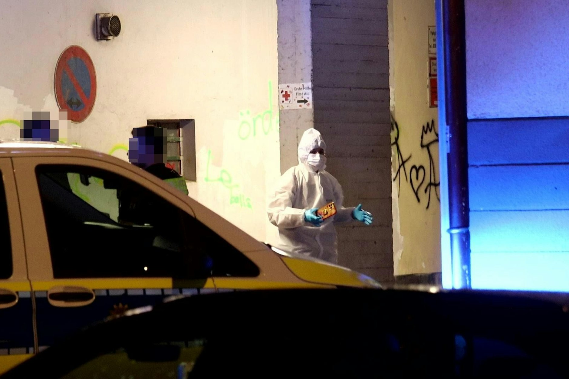 Spuren werden am Tatort gesichert. 