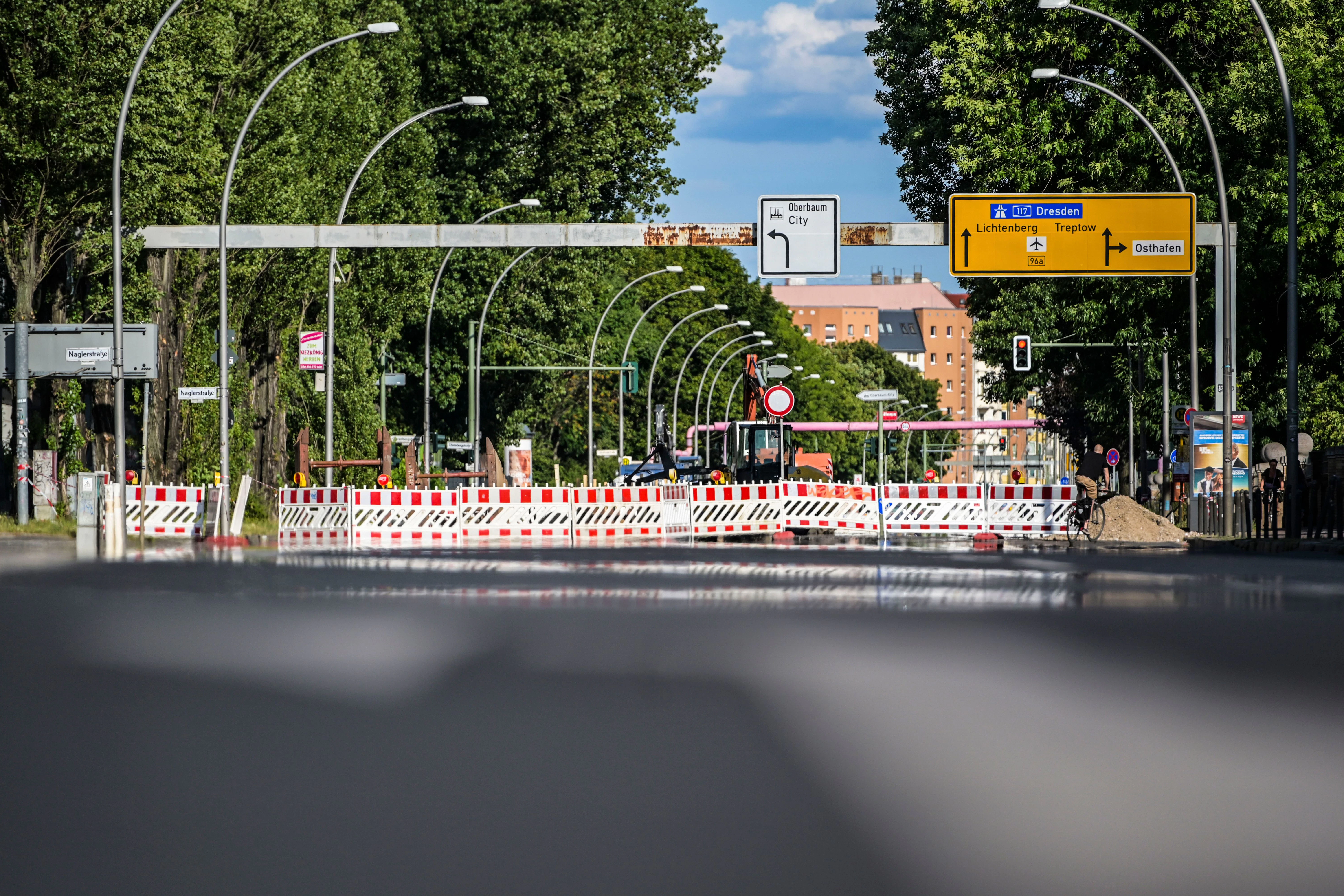 Eine normalerweise stark befahrene Straßenverbindung zwischen der Innenstadt und dem Südosten Berlins ist ebenfalls unterbrochen: der gesperrte Abschnitt der Stralauer Allee in Friedrichshain.