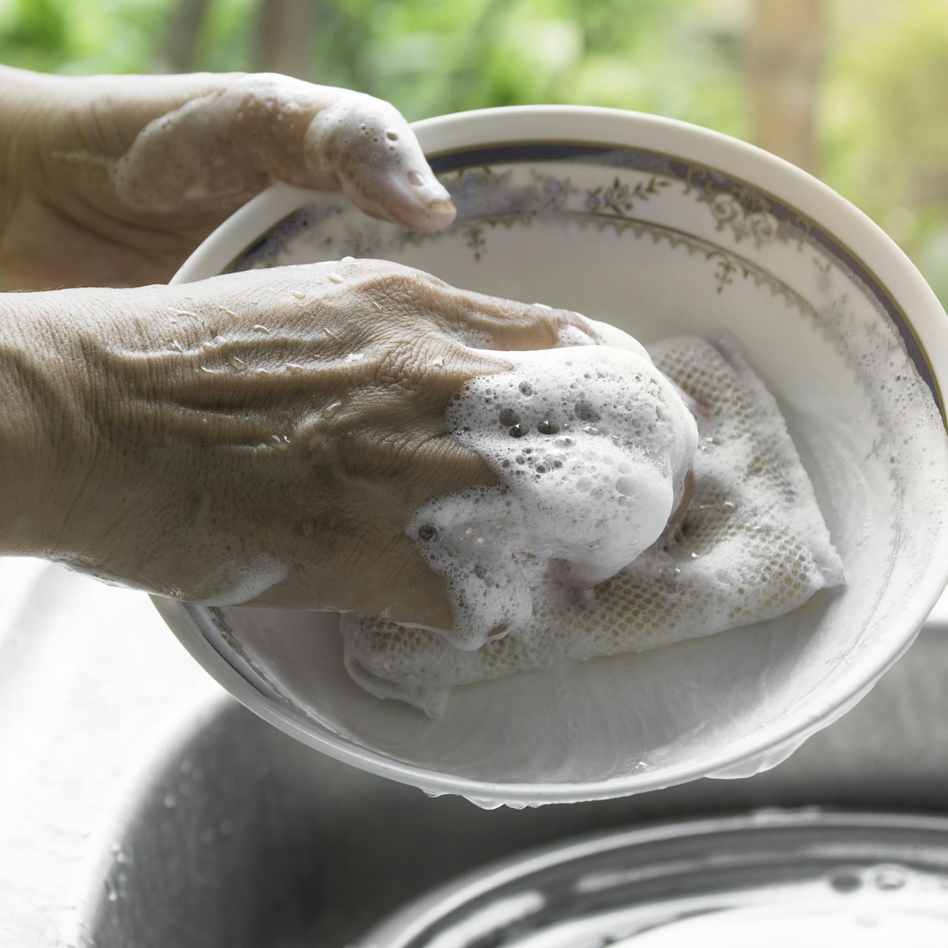 Genialer Trick für den Haushalt: So bleiben Spülschwämme länger sauber