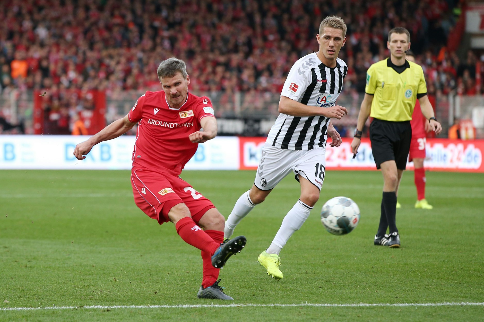 Michael Parensen (l.) feierte gegen den SC Freiburg sein Bundesligadebüt – mit 33 Jahren