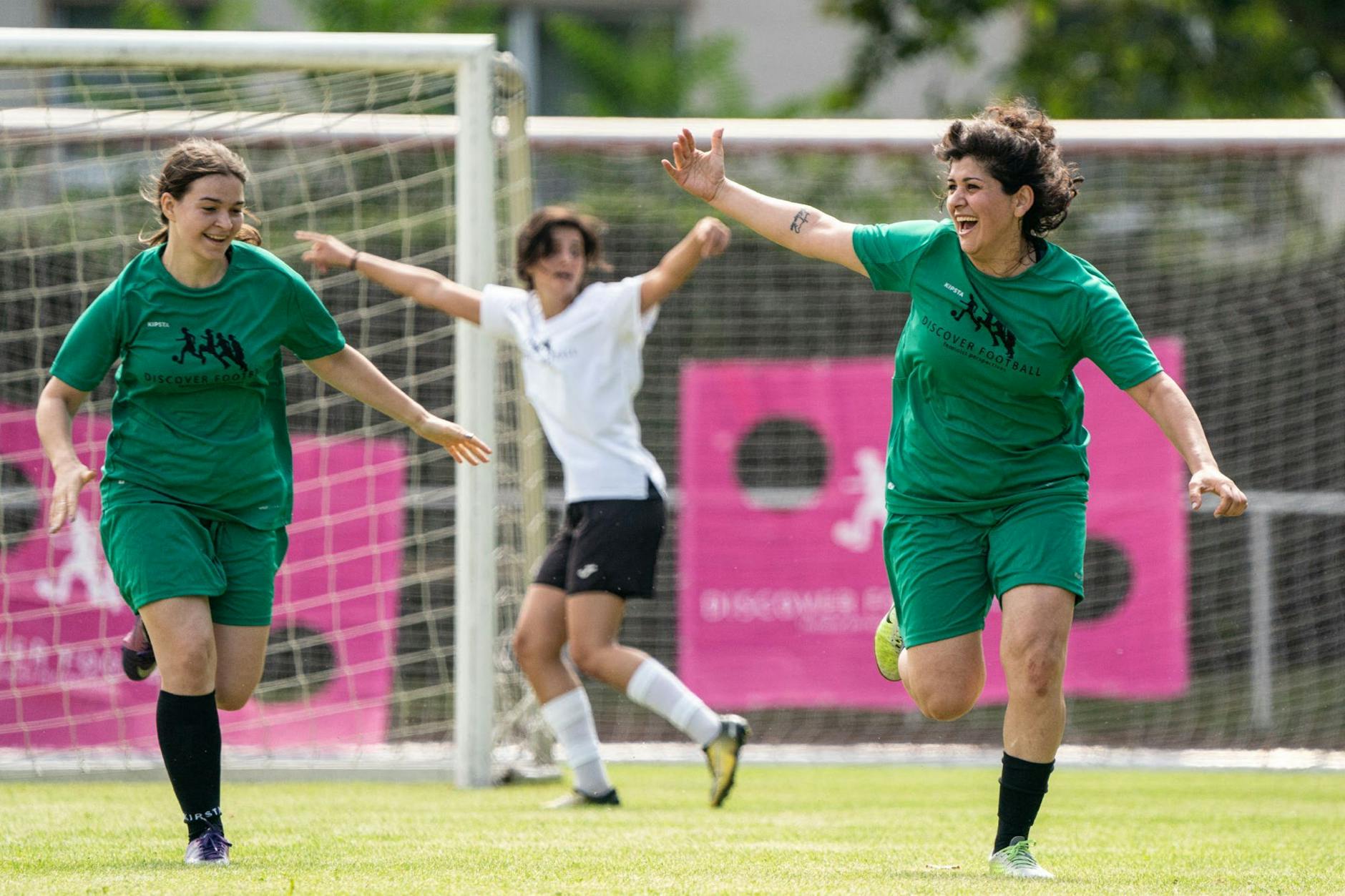 Freude auf dem Feld: Das Discover Football Festival veranstaltet ein eigenes Turnier mit 100 Spielerinnen aus der ganzen Welt.