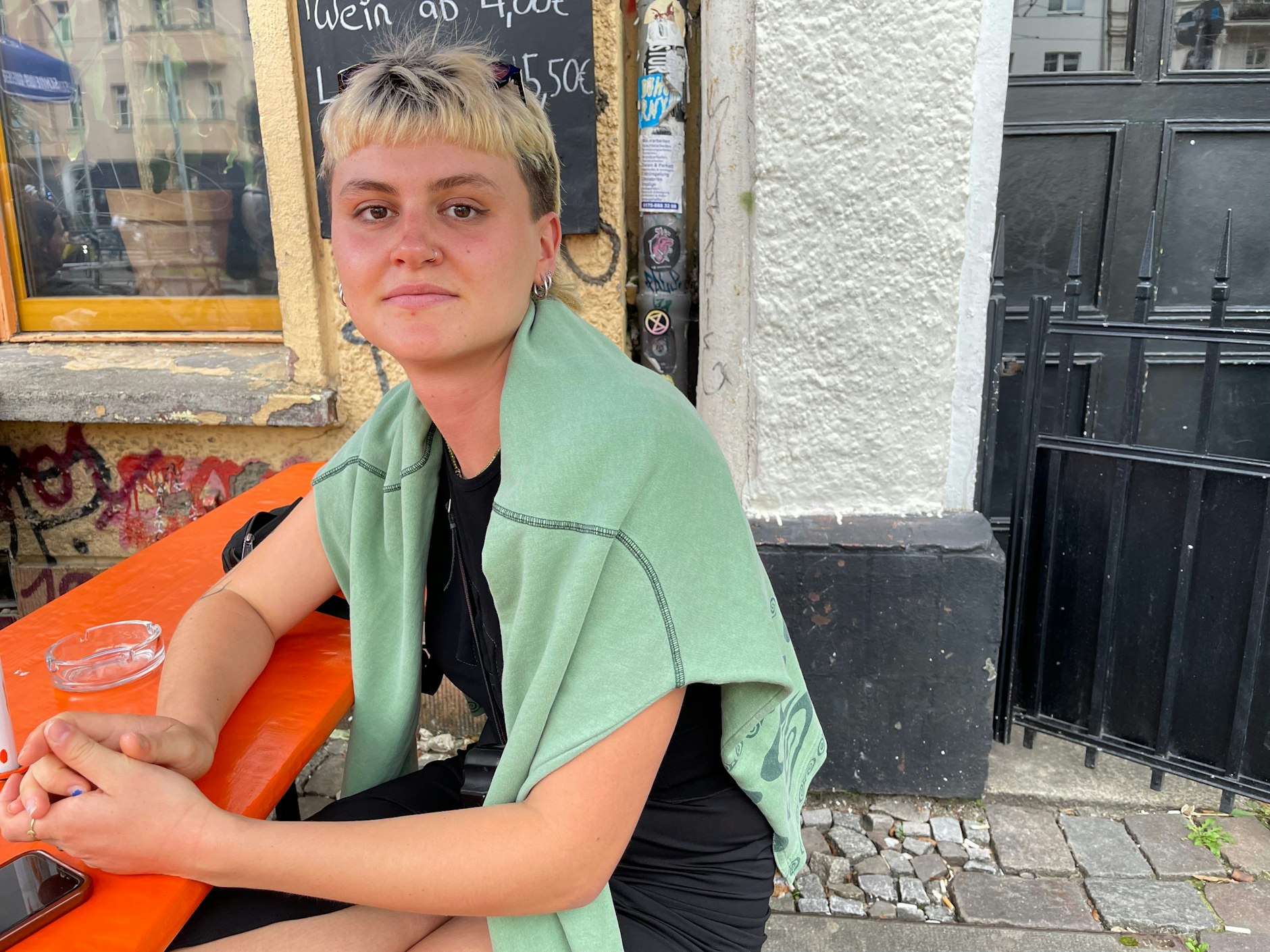 Kristin, die in der Torstraße einen Drink nimmt, trägt ihren gestutzten Vokuhila zweifarbig.&nbsp;