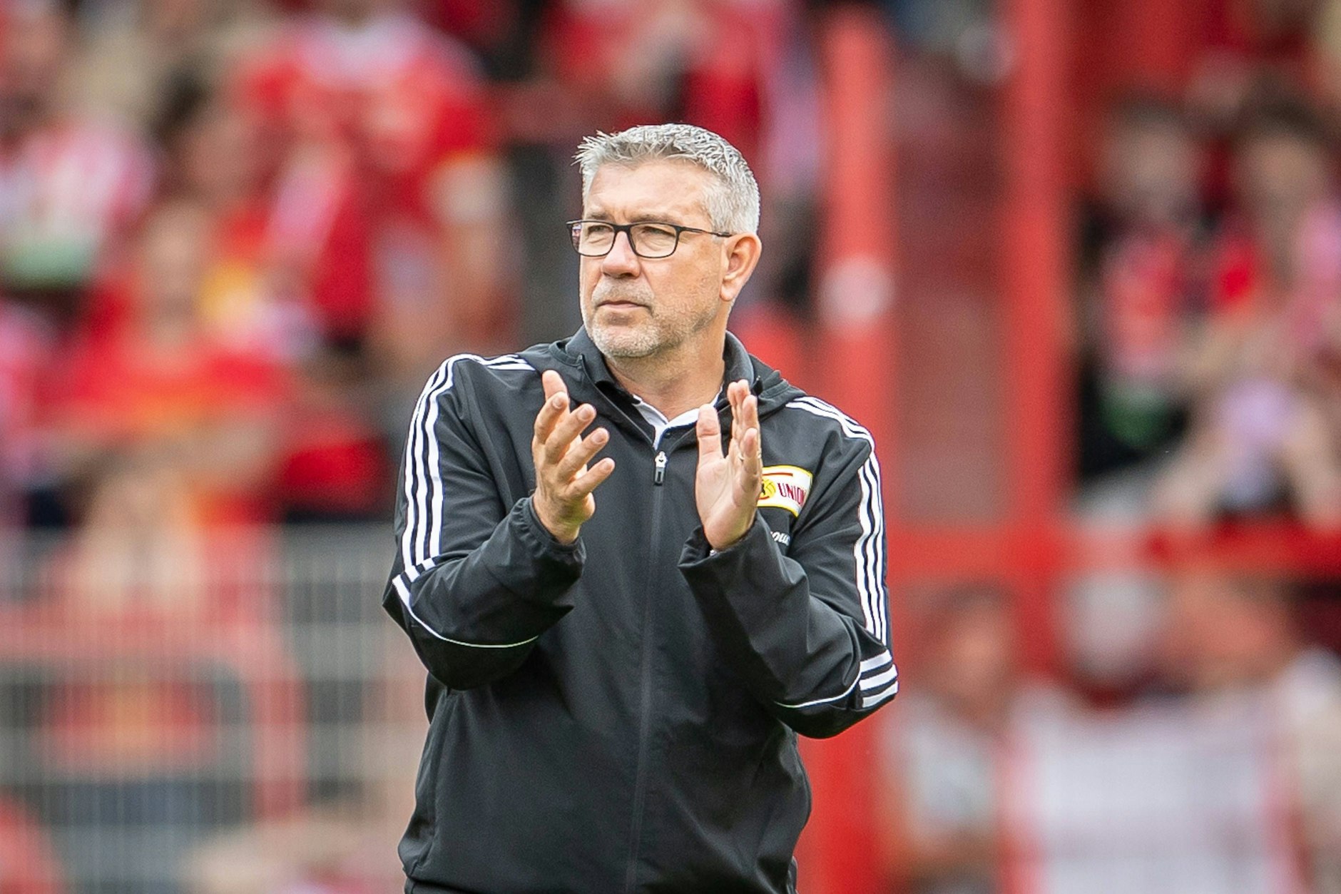 Union-Trainer Urs Fischer in seiner gewohnten Rolle.