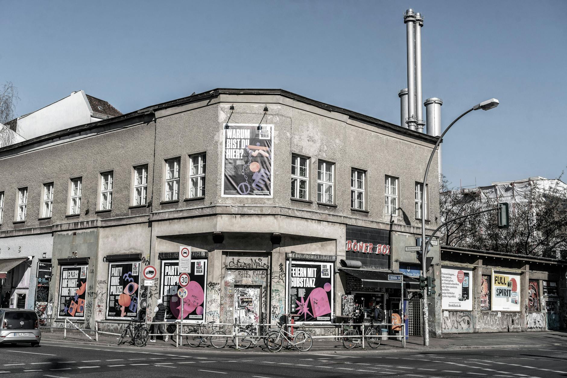 Schwarze Outfits unerwünscht: Für den Clubbesuch soll man sich nun „kreativ“ und „bunt“ anziehen.