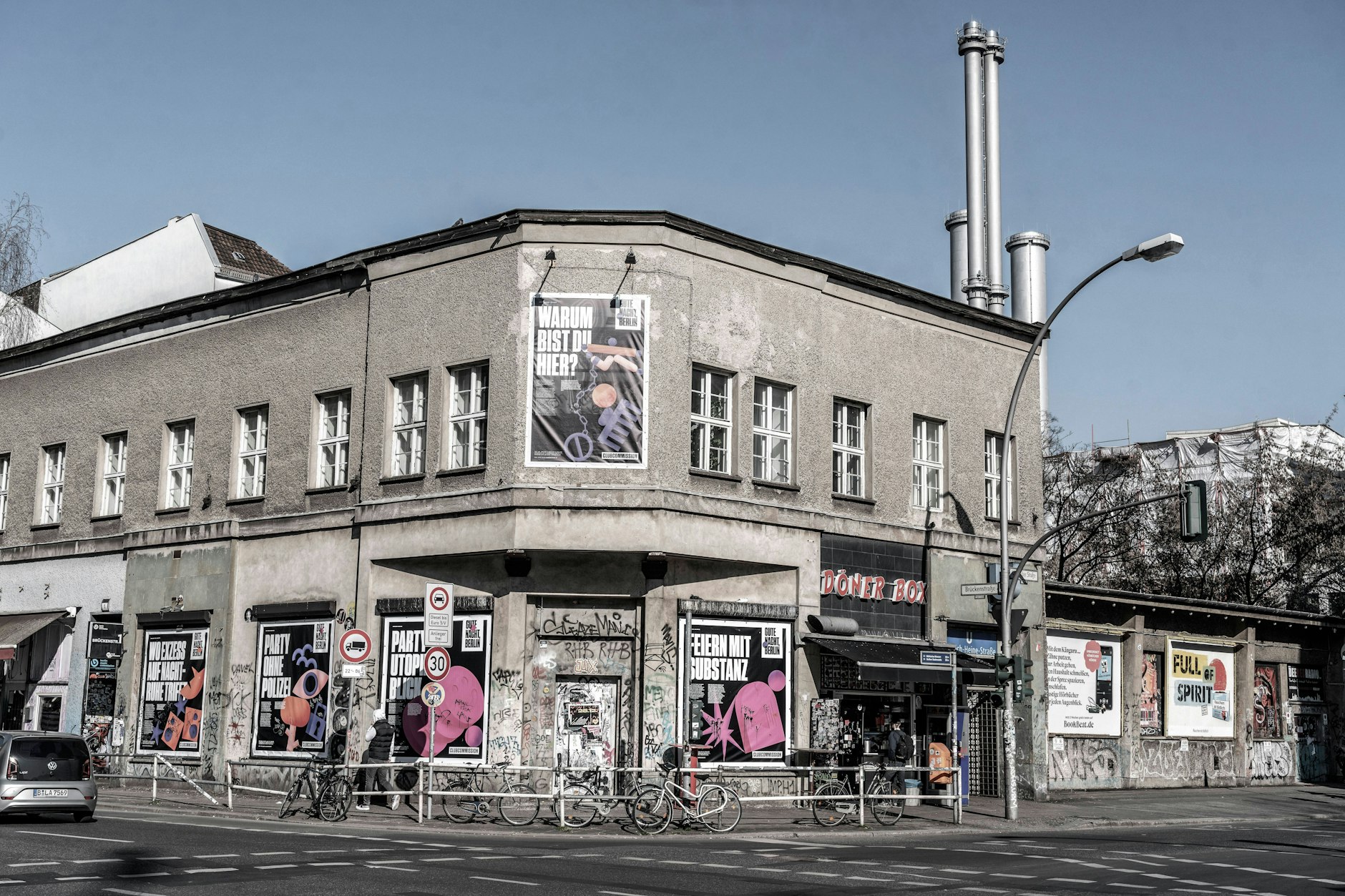 Schwarze Outfits unerwünscht: Für den Clubbesuch soll man sich nun „kreativ“ und „bunt“ anziehen.