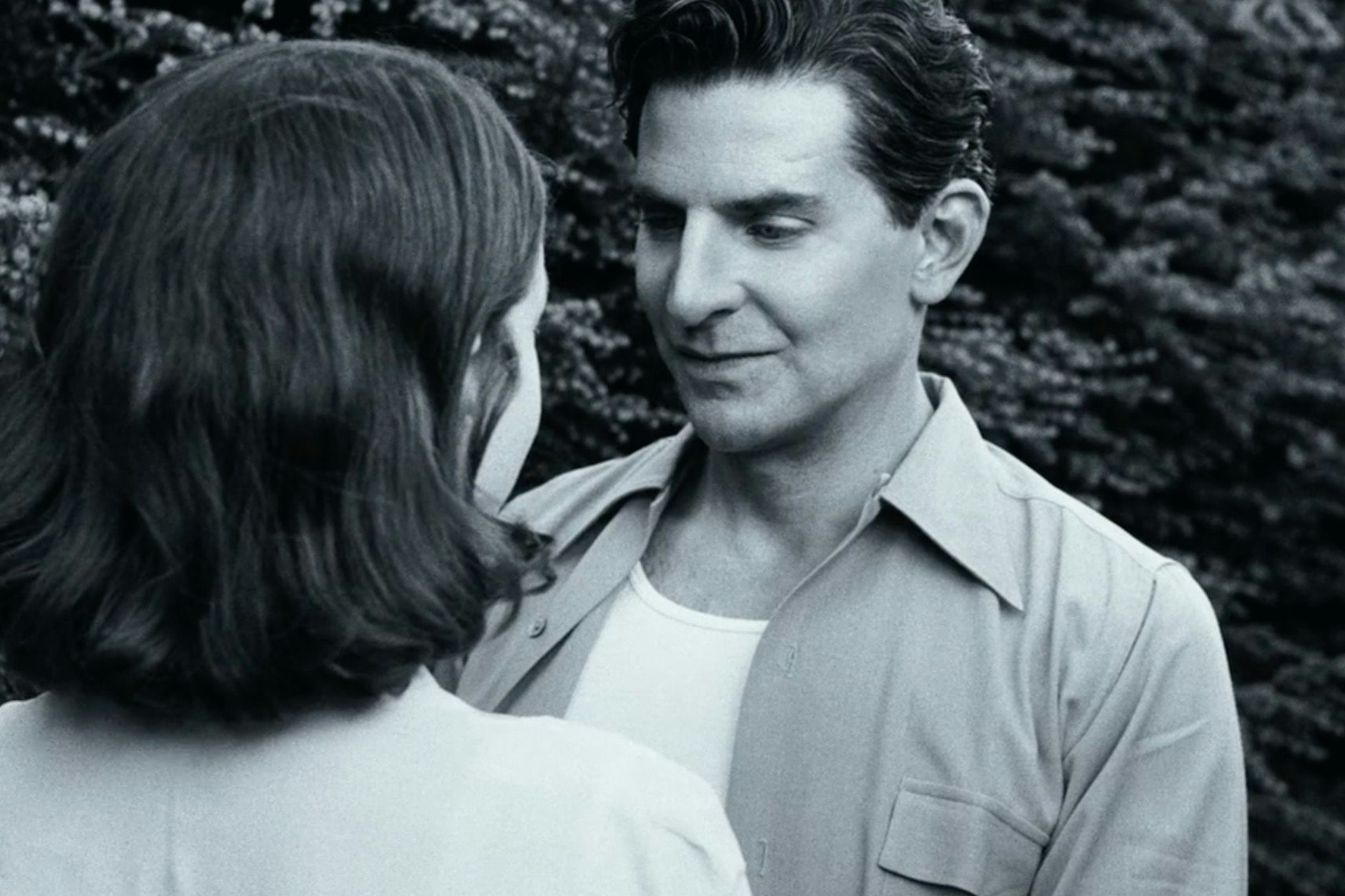 Bradley Cooper mit Nasenprothese als Leonard Bernstein im Film „Maestro“