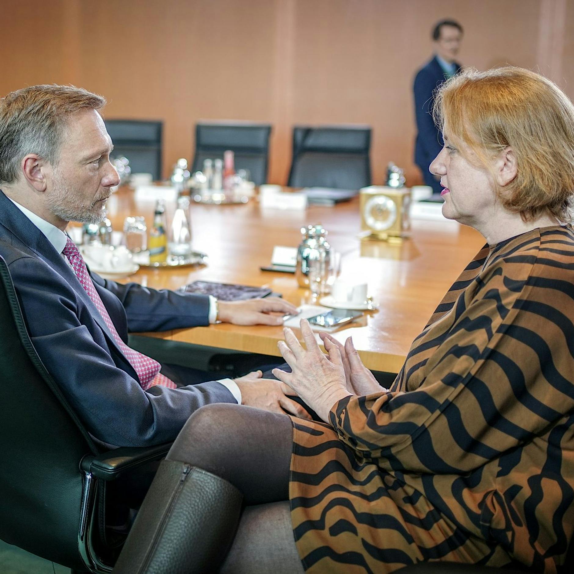 Streit um Wirtschaftspaket - Koalition unter Handlungsdruck