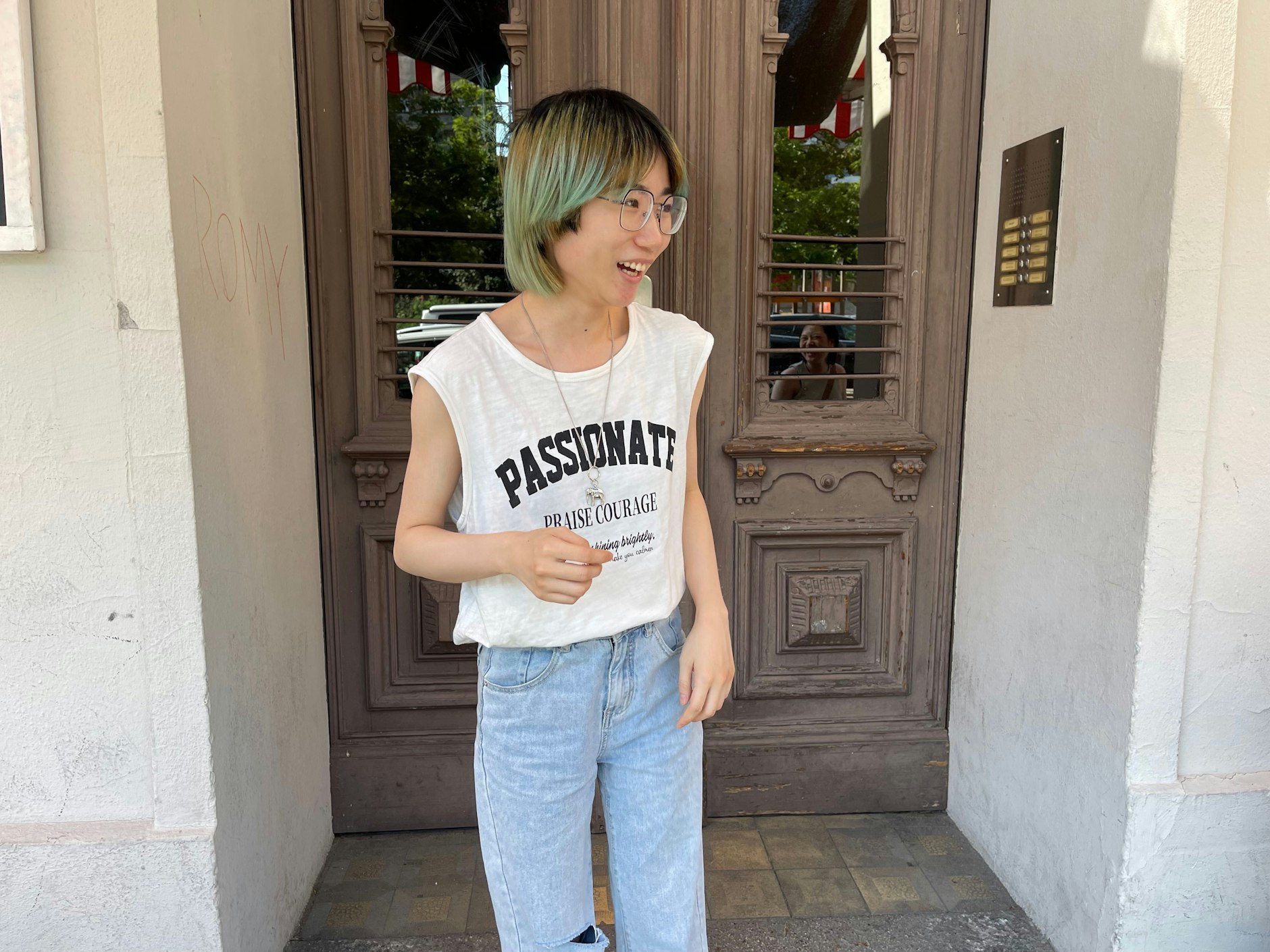 Jimin trägt eine Mischung aus Bob und Vokuhila. Bevor sie ihre Haare grün färbte, waren sie blau, erzählt sie. Auch hier ist die Stimmung ausgesprochen gut.