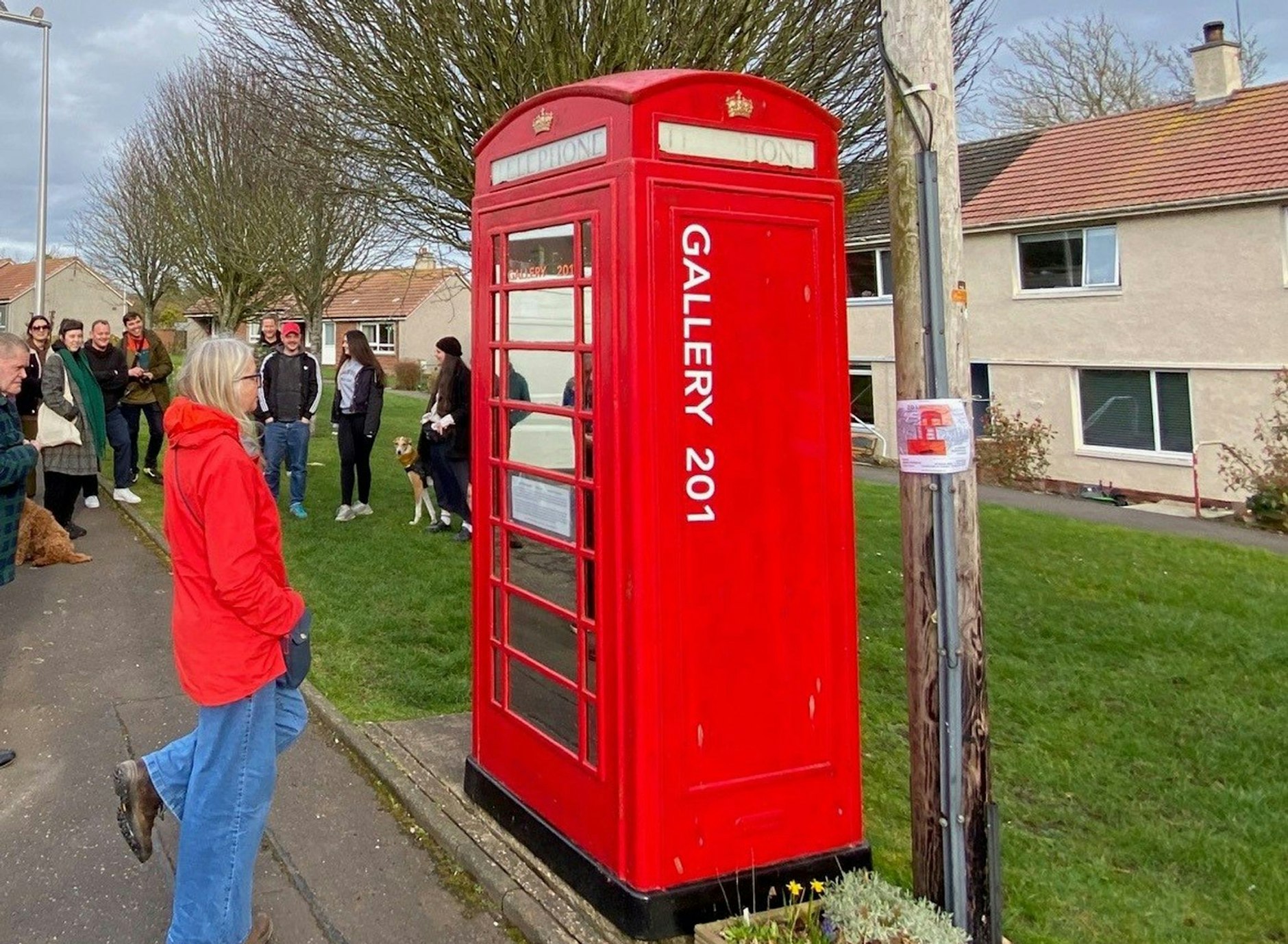 HANDOUT - Die typischen roten Telefonzellen in Großbritannien verschwinden mehr und mehr aus dem Straßenbild.  