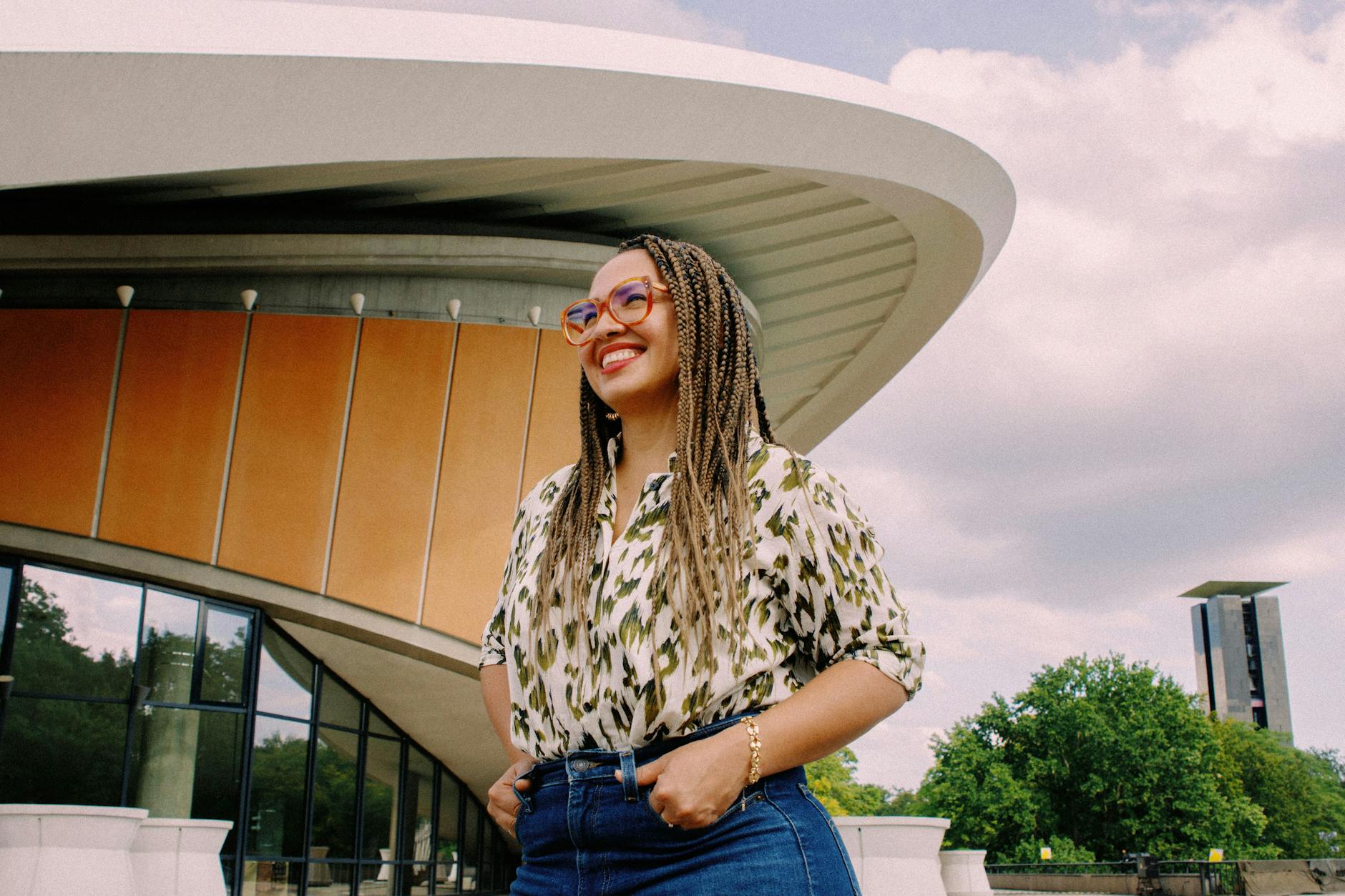 Gute Laune auf der Paulette-Nardal-Dachterrasse: Edna Martinez, Kuratorin für Musik- und Klangpraktiken