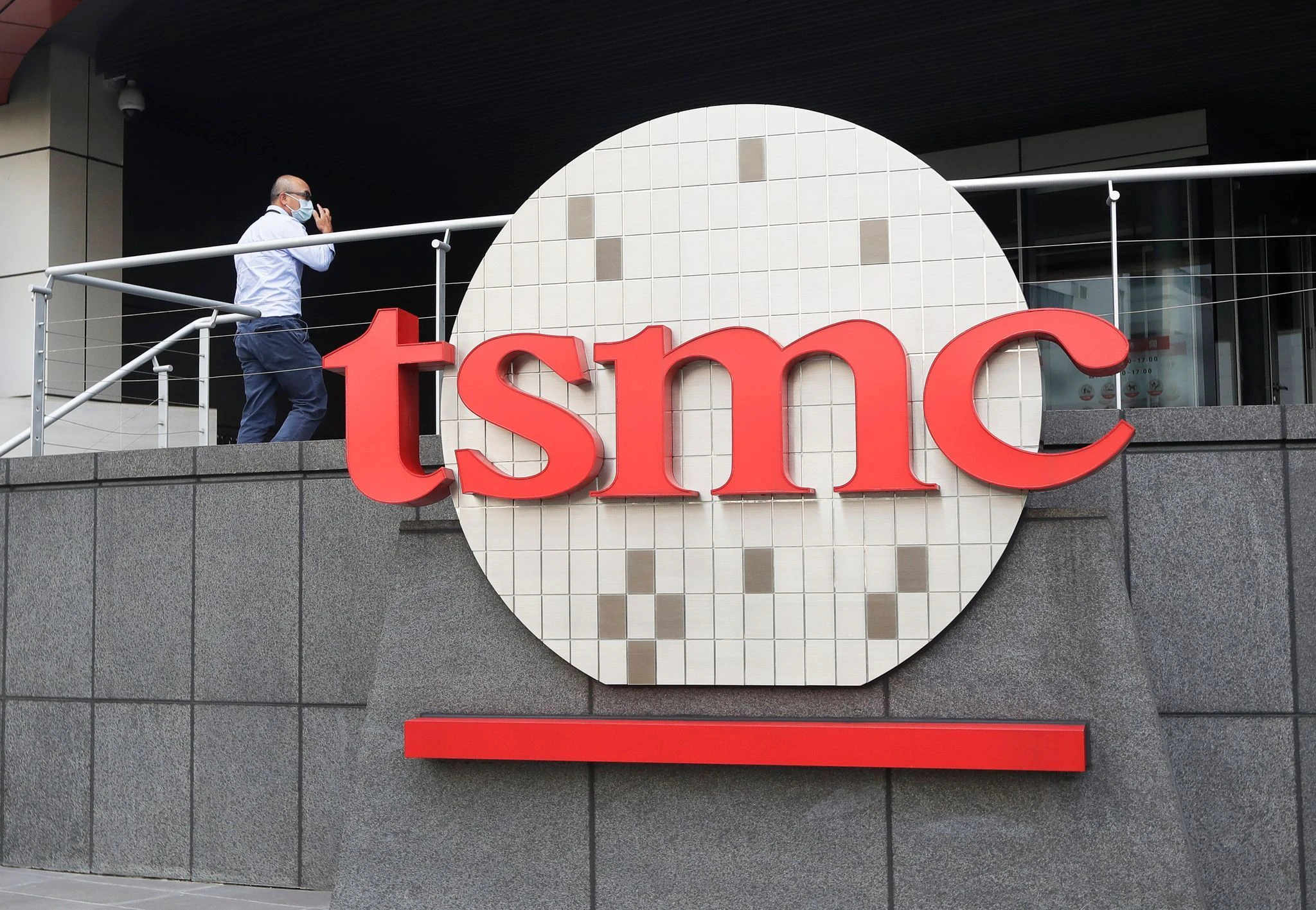 ARCHIV - Der taiwanische Chiphersteller TSMC will ein Werk in Dresden bauen.  
