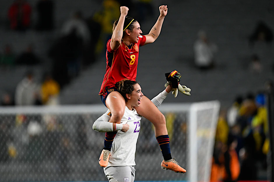 Spaniens Torhüterin Cata Coll trägt ihre Mitspielerin Mariona Caldentey nach dem Halbfinalsieg gegen Schweden auf den Schultern durch das Stadion.