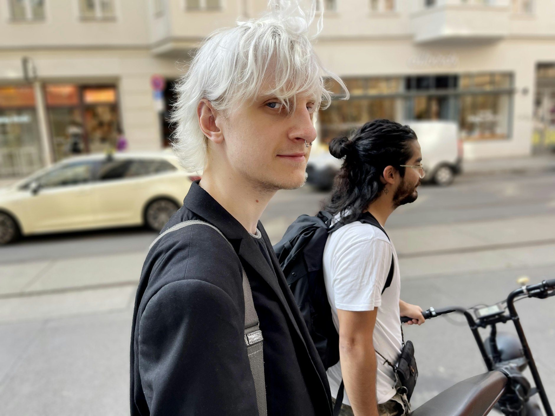 Weißblondes Haar im Wind: Faye trägt seine Haare ebenfalls erst seit ein paar Monaten als Vorne-kurz-hinten-lang-Version.