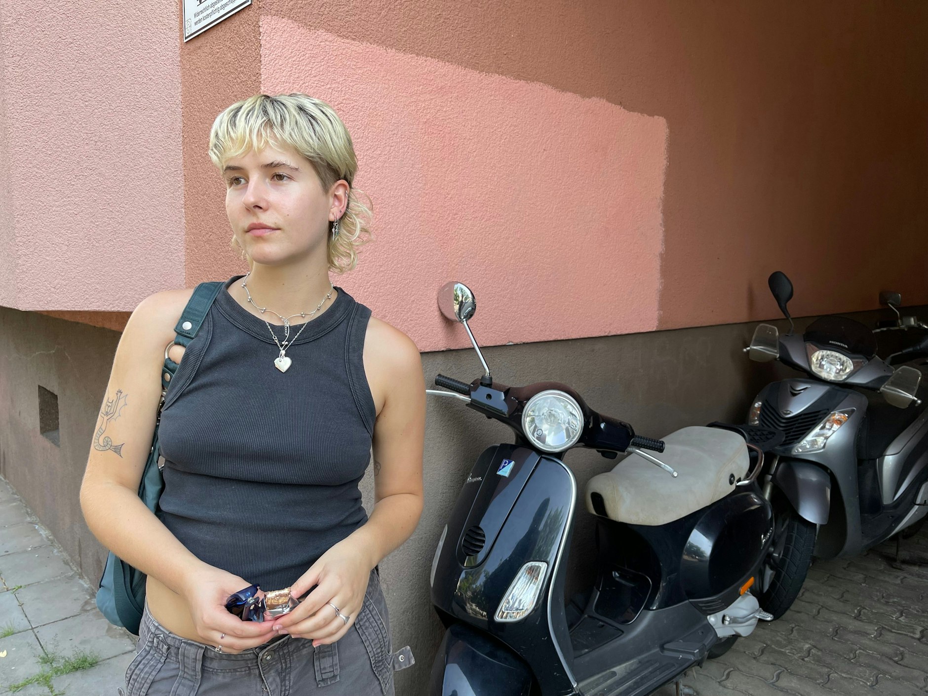 Juliette trägt einen Vokuhila, wie er im Buche steht, und zwar seit genau einem Jahr.