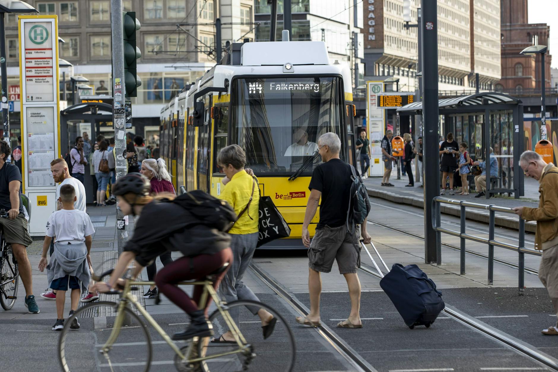 Tram- und Bushaltestellen in Berlin sollen bepflanzt werden.