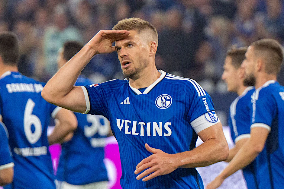 Simon Terodde brachte Schalke gegen Kaiserslautern in Führung.  