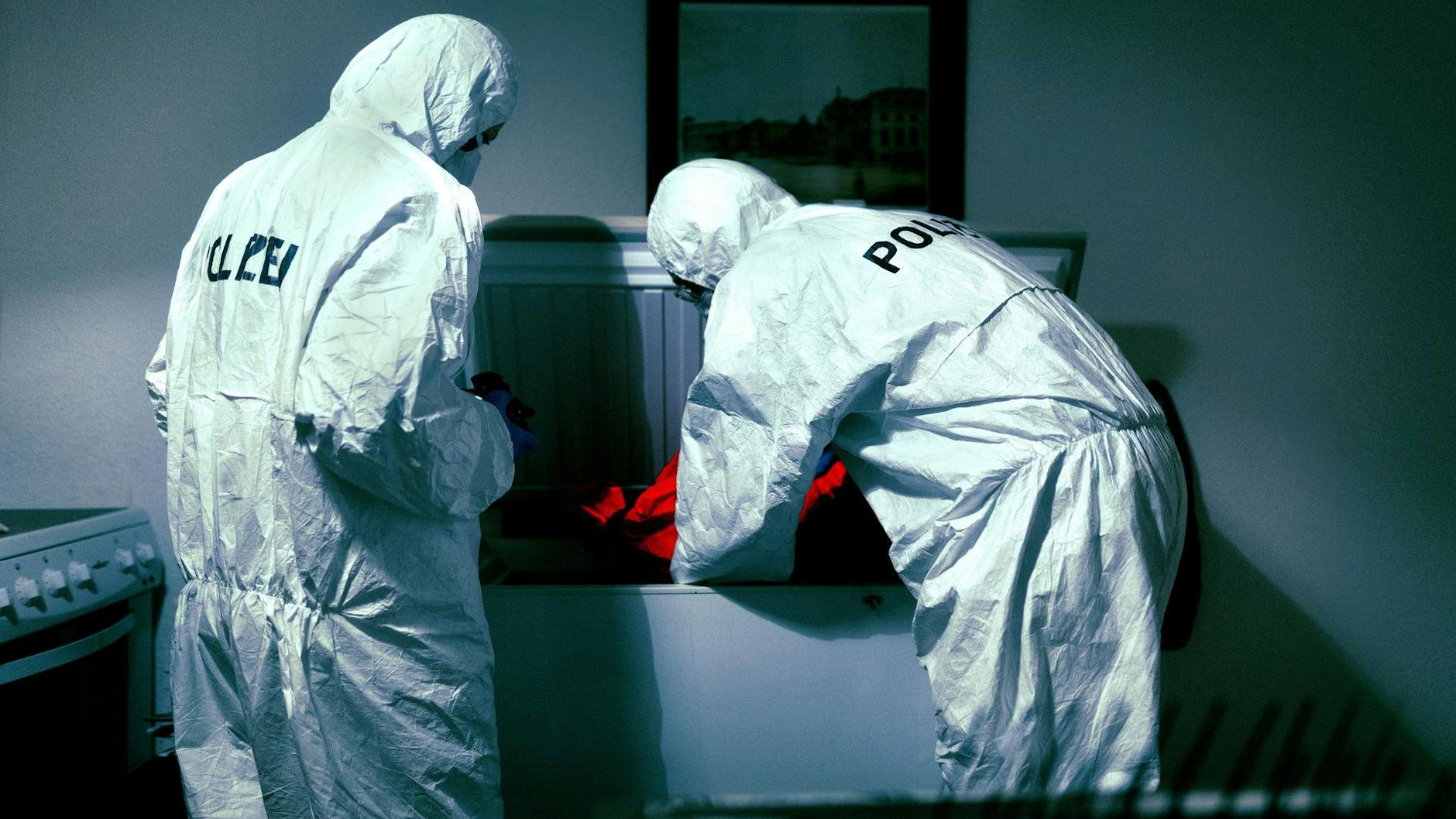 Der Mordfall Heinz N.: Ermittler untersuchen die in Mülltüten abgepackten Leichenteile in einer Gefriertruhe. Die Szene wurde für die ZDFneo-Serie „Schuld & Sühne mit Paulina Krasa“ nachgestellt.