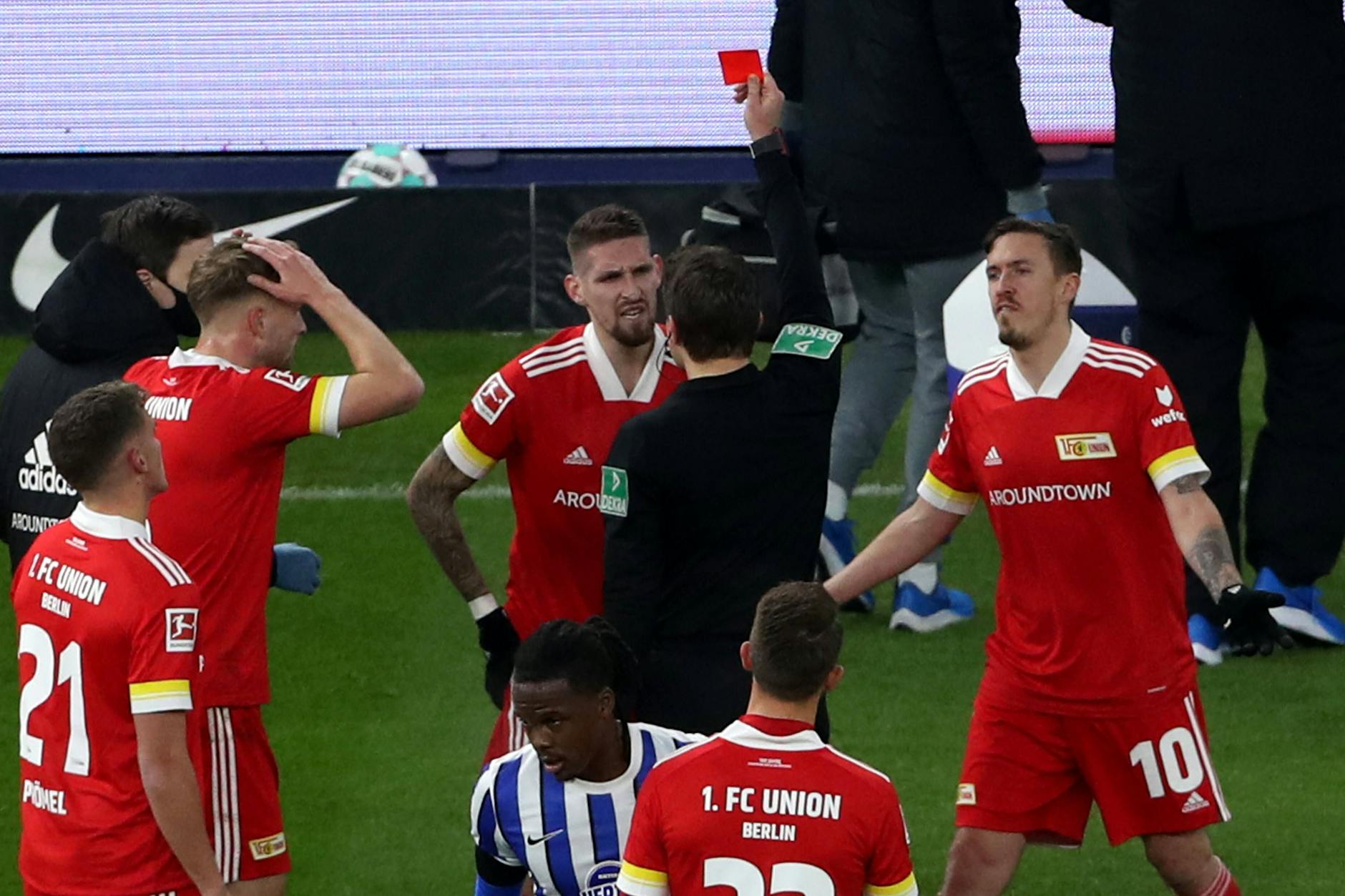 Mal wieder ein Platzverweis: Robert Andrich (Mitte) hat gemeinsam mit Marvin Friedrich die meisten Roten Karten im Trikot des 1. FC Union Berlin in der Bundesliga gesehen.