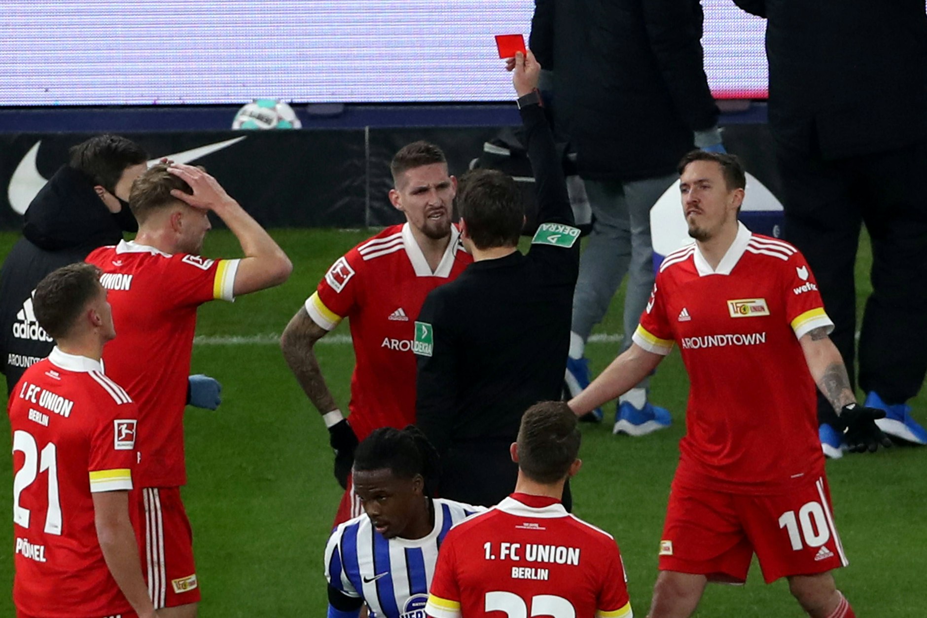 Mal wieder ein Platzverweis: Robert Andrich (Mitte) hat gemeinsam mit Marvin Friedrich die meisten Roten Karten im Trikot des 1. FC Union Berlin in der Bundesliga gesehen.