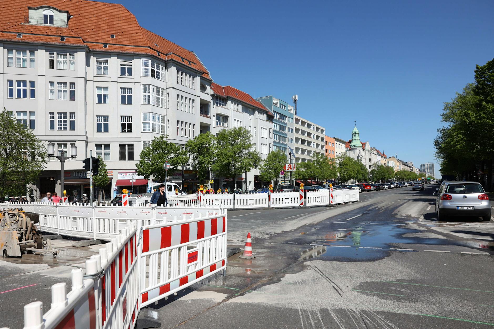Eine der wichtigsten Hauptverkehrsstraßen Berlins liegt seit Monaten brach: der Kaiserdamm in Charlottenburg am 8. Mai, anderthalb Wochen nach der Havarie. Bis heute ist die Straße gesperrt.