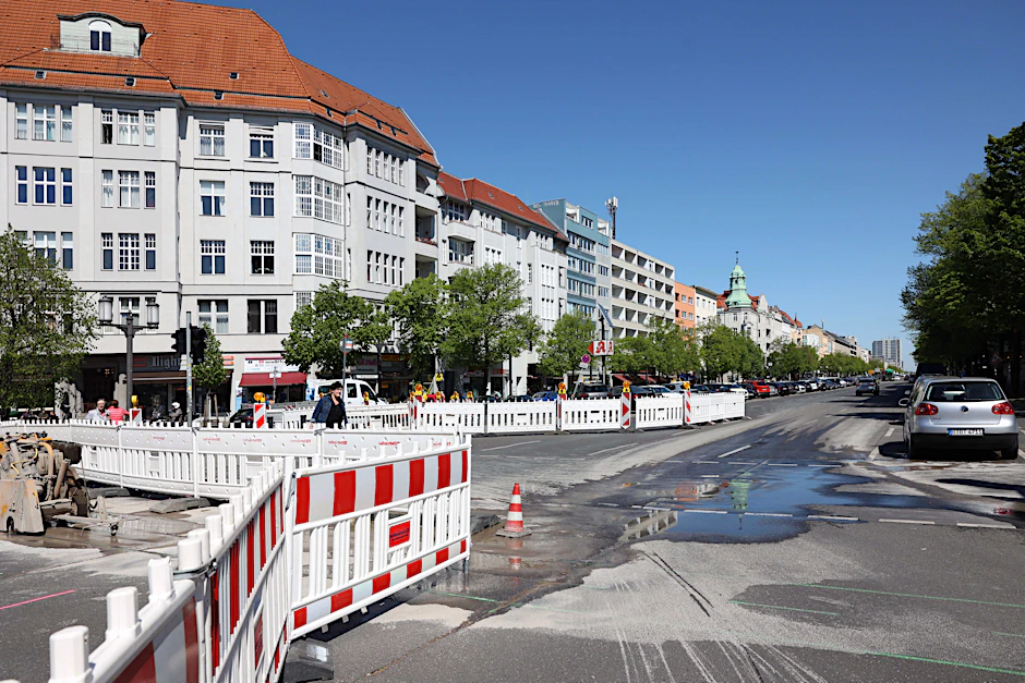 Eine der wichtigsten Hauptverkehrsstraßen Berlins liegt seit Monaten brach: der Kaiserdamm in Charlottenburg am 8. Mai, anderthalb Wochen nach der Havarie. Bis heute ist die Straße gesperrt.