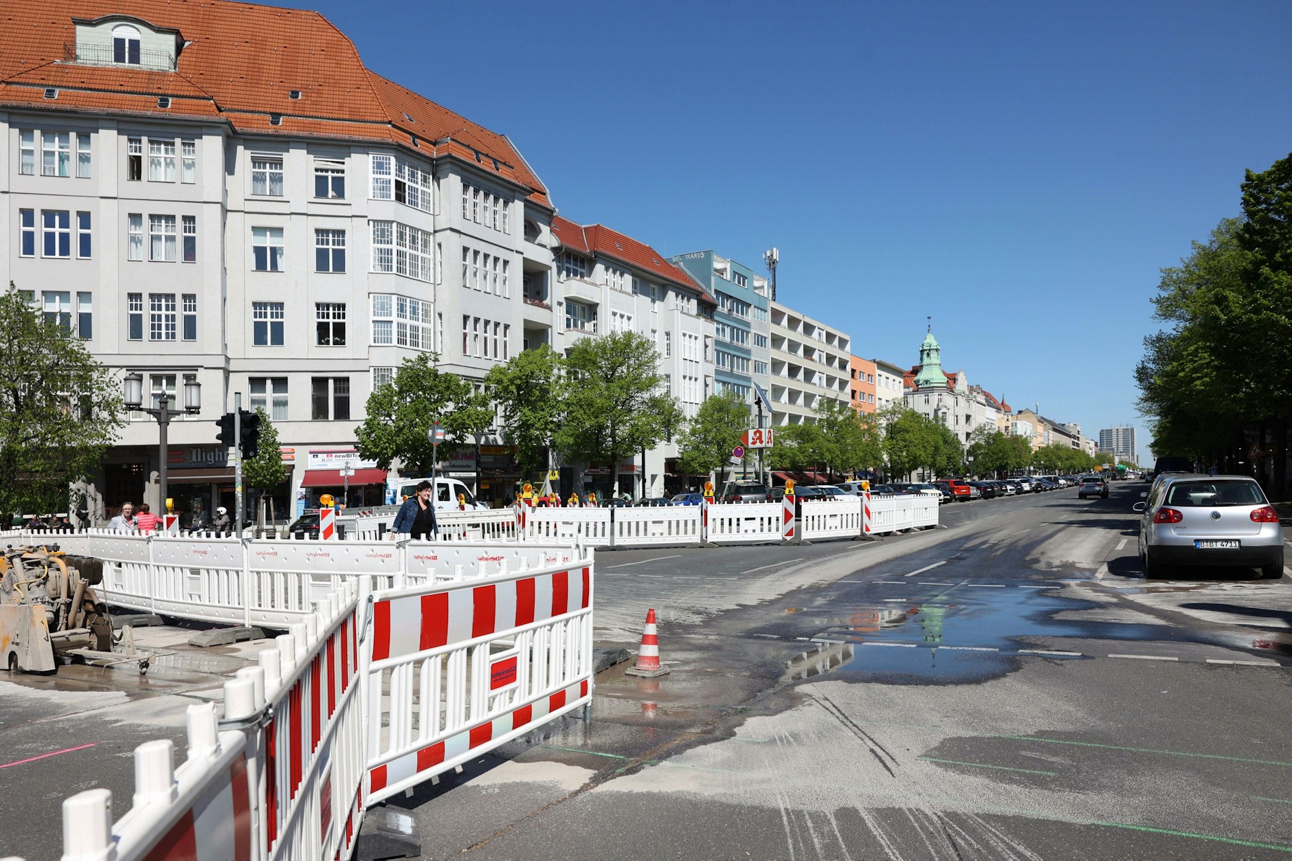 Eine der wichtigsten Hauptverkehrsstraßen Berlins liegt seit Monaten brach: der Kaiserdamm in Charlottenburg am 8. Mai, anderthalb Wochen nach der Havarie. Bis heute ist die Straße gesperrt.