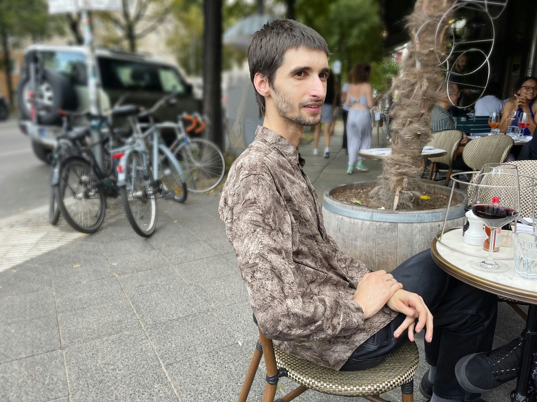 Auch Vlads Frisur geht in Richtung Mod Cut. Er hat den Schnitt erst seit zwei Tagen, erzählt er. Der Style steht ihm gut, vor allem in der Kombination mit dem Hemd.&nbsp;