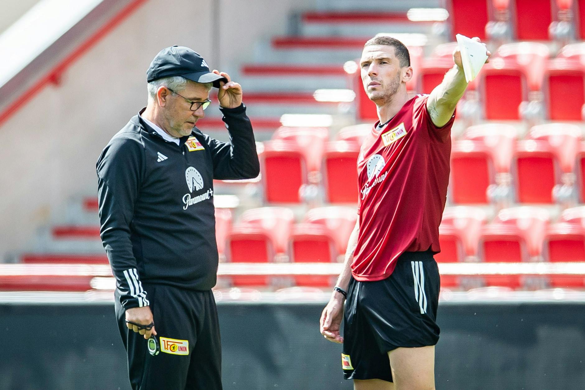Ein erstes Beschnuppern zwischen Trainers Urs Fischer und Rekordeinkauf Robin Gosens gab es beim 1. FC Union Berlin am Mittwoch beim öffentlichen Training.