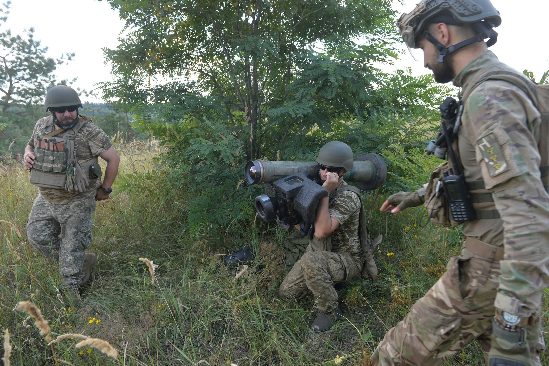 16.08.2023, Ukraine, Kupjansk: Ukrainische Soldaten nehmen an einer militärischen Ausbildung teil.