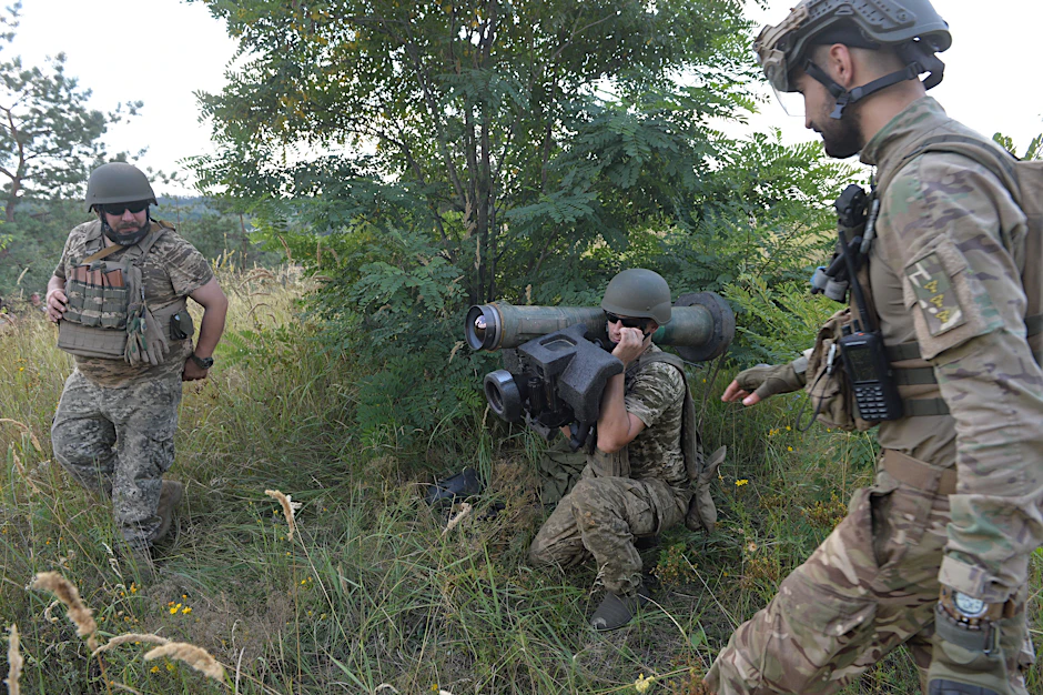 16.08.2023, Ukraine, Kupjansk: Ukrainische Soldaten nehmen an einer militärischen Ausbildung teil.
