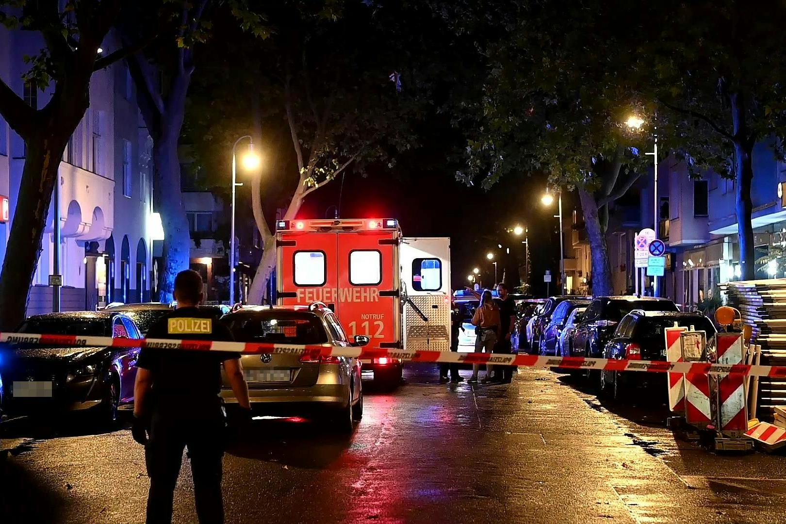 Einsatzkräfte am Tatort in der Fuggerstraße in Schöneberg