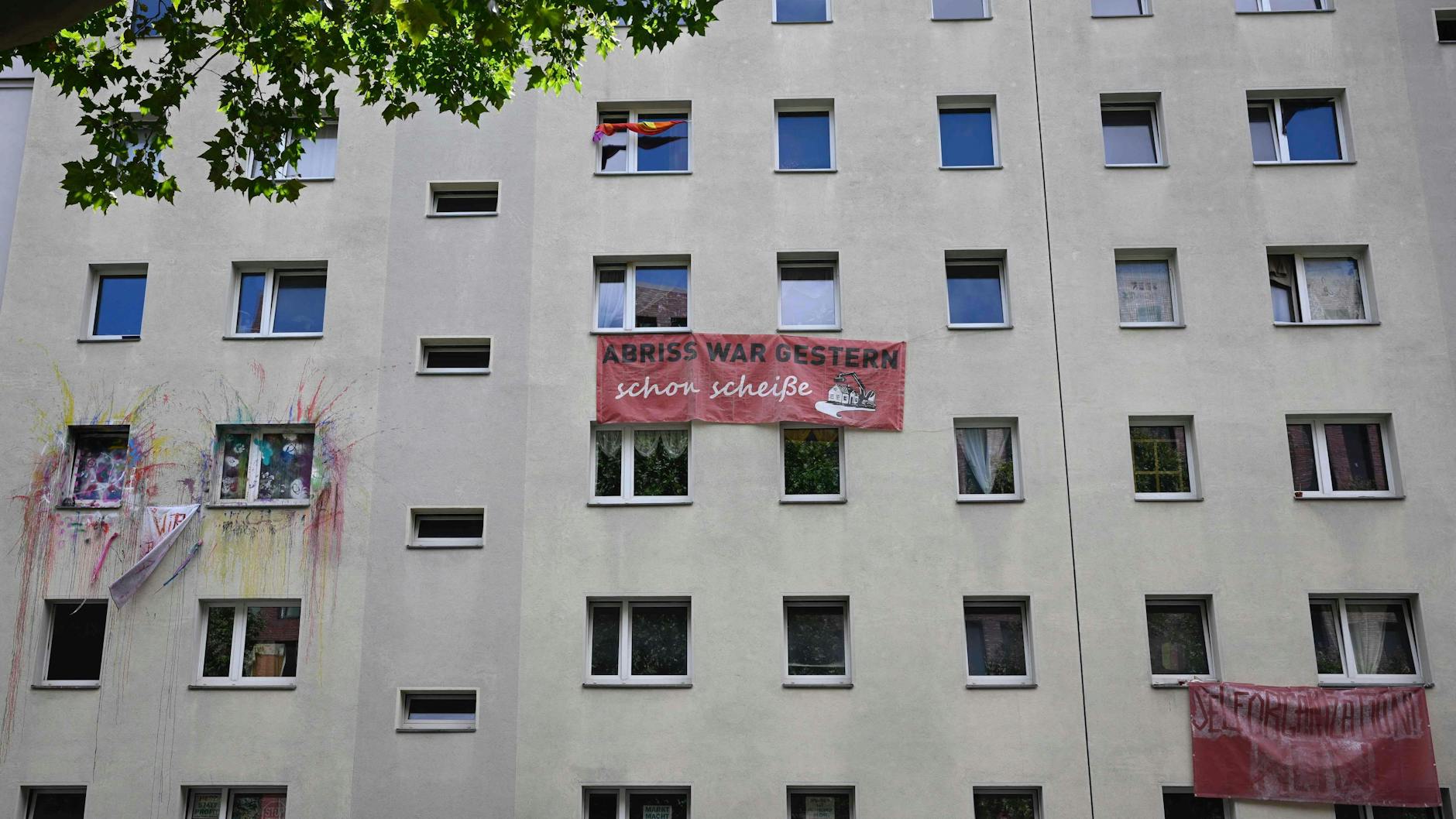 Der Komplex Habersaathstraße nach der versuchten Räumung.