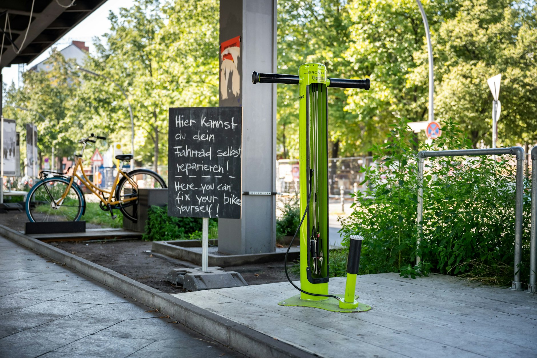 Selbst reparieren: Eine kleine Fahrradstation wurde eingerichtet. Noch ist aber nicht viel Betrieb – die Teststrecke ist auch nur wenige Meter lang.