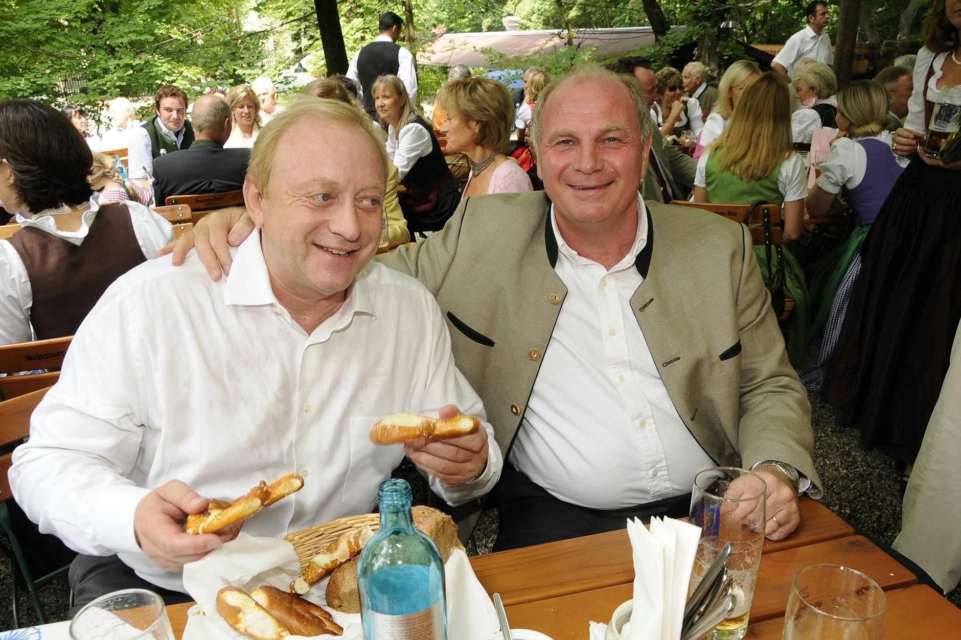 Freunde und bald Knastbrüder: Alfons Schuhbeck und Uli Hoeneß.