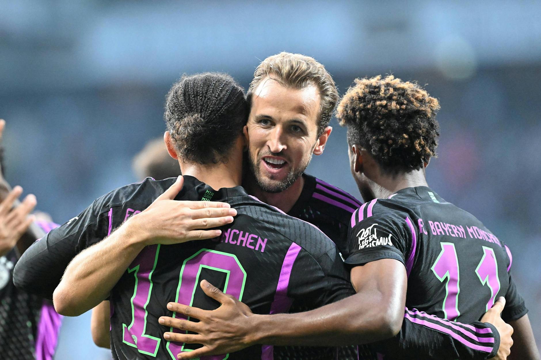 Superstar Harry Kane jubelt im Kreis seiner neuen Mannschaft.