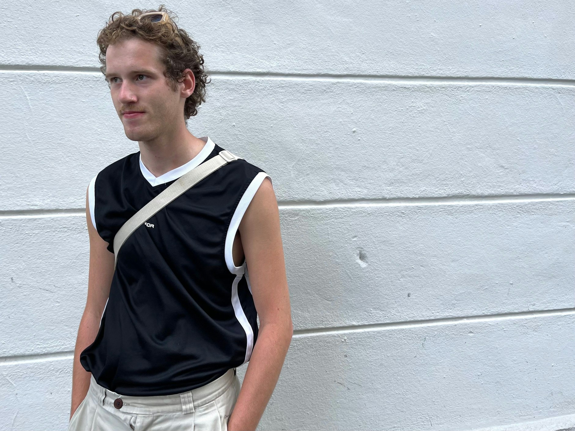 Killians Vokuhila wirkt sehr modern, weil er gelockt ist und keine harten Kanten hat. Damit tendiert er in Richtung Brow Flow. Killian hat die Frisur seit zwei Monaten.