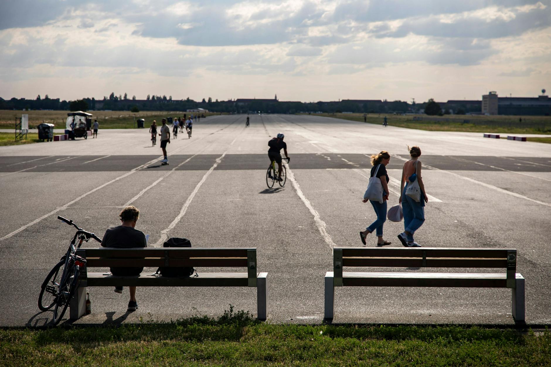 Menschen auf dem Tempelhofer Feld - Glücksort mit ungewisser Zukunft. 