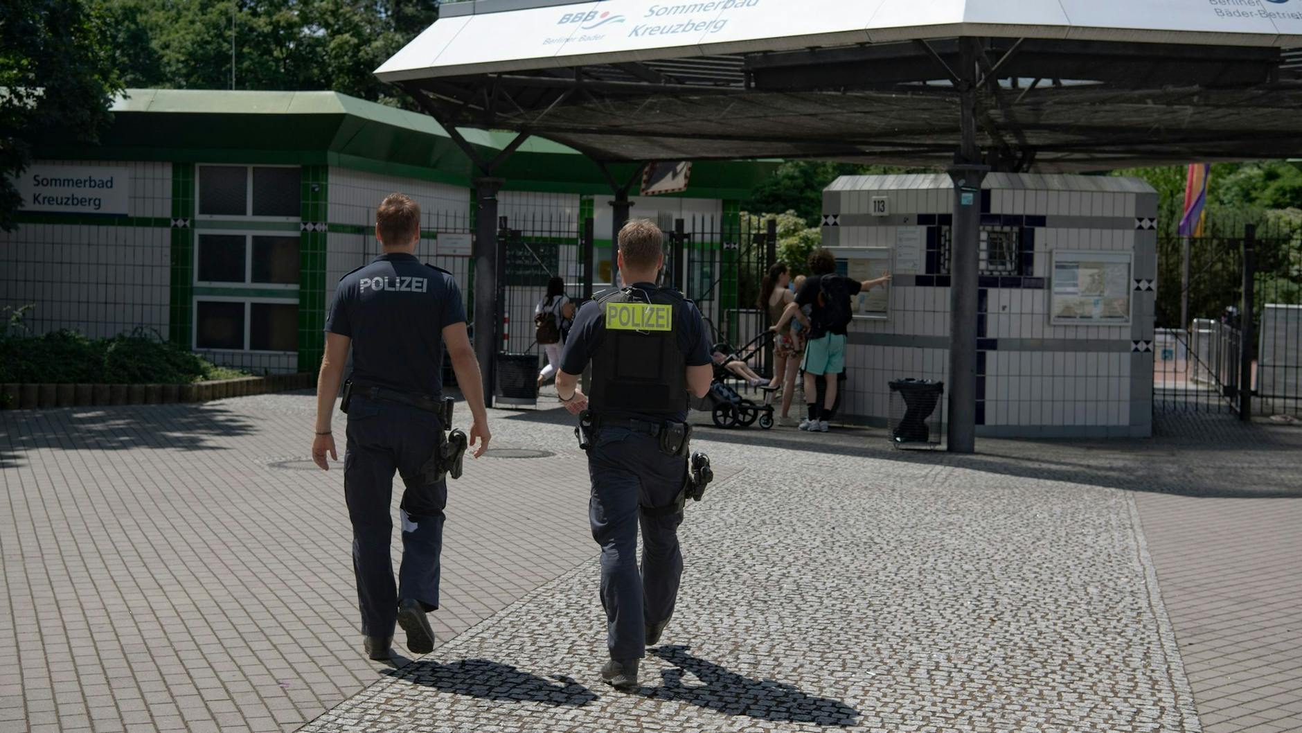 Polizsten der Mobilen Wache vor dem Prinzenbad in Kreuzberg.