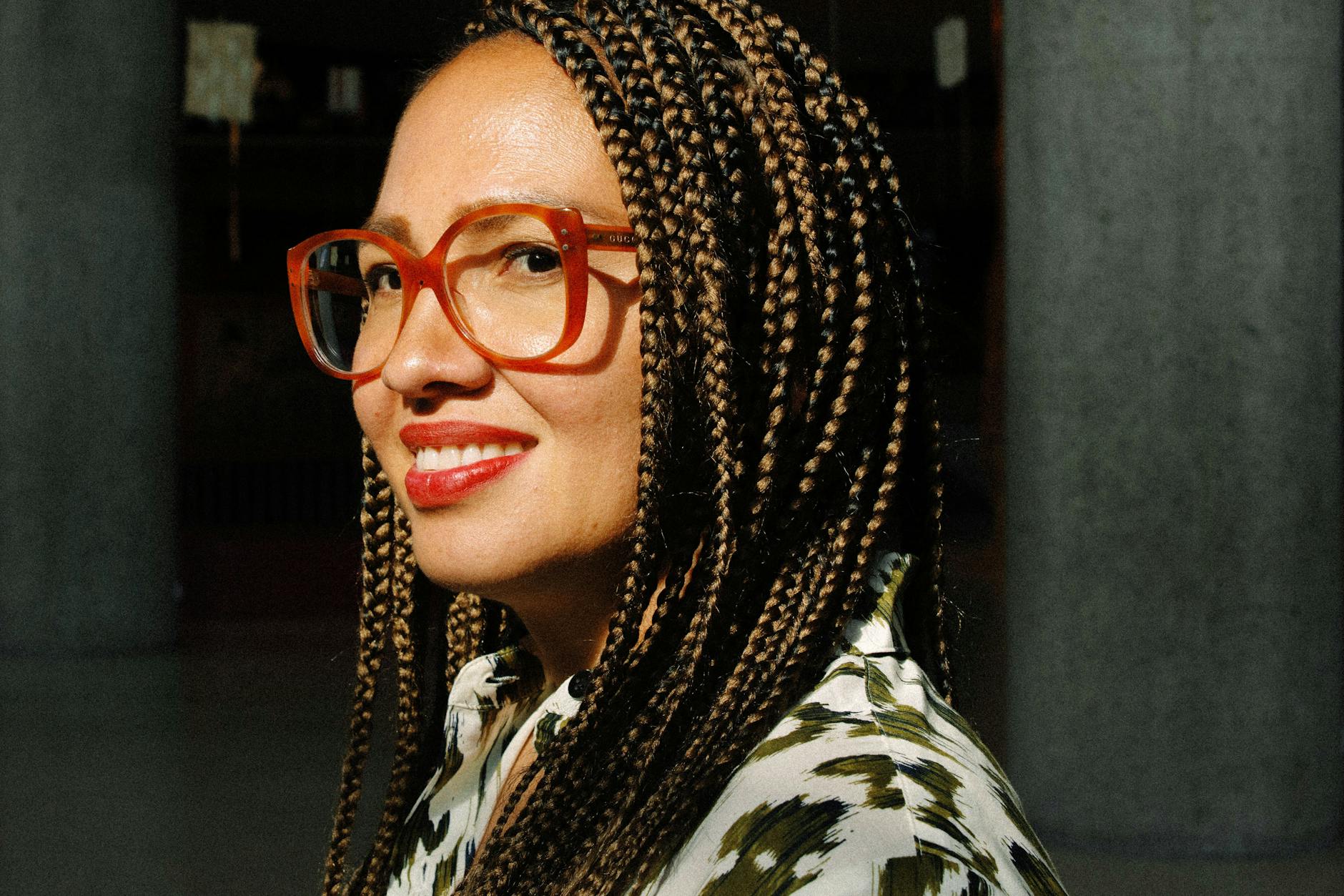 Mohnblumenroter Lippenstift und bernsteinfarbene Gucci-Brille: Edna Martinez im HKW