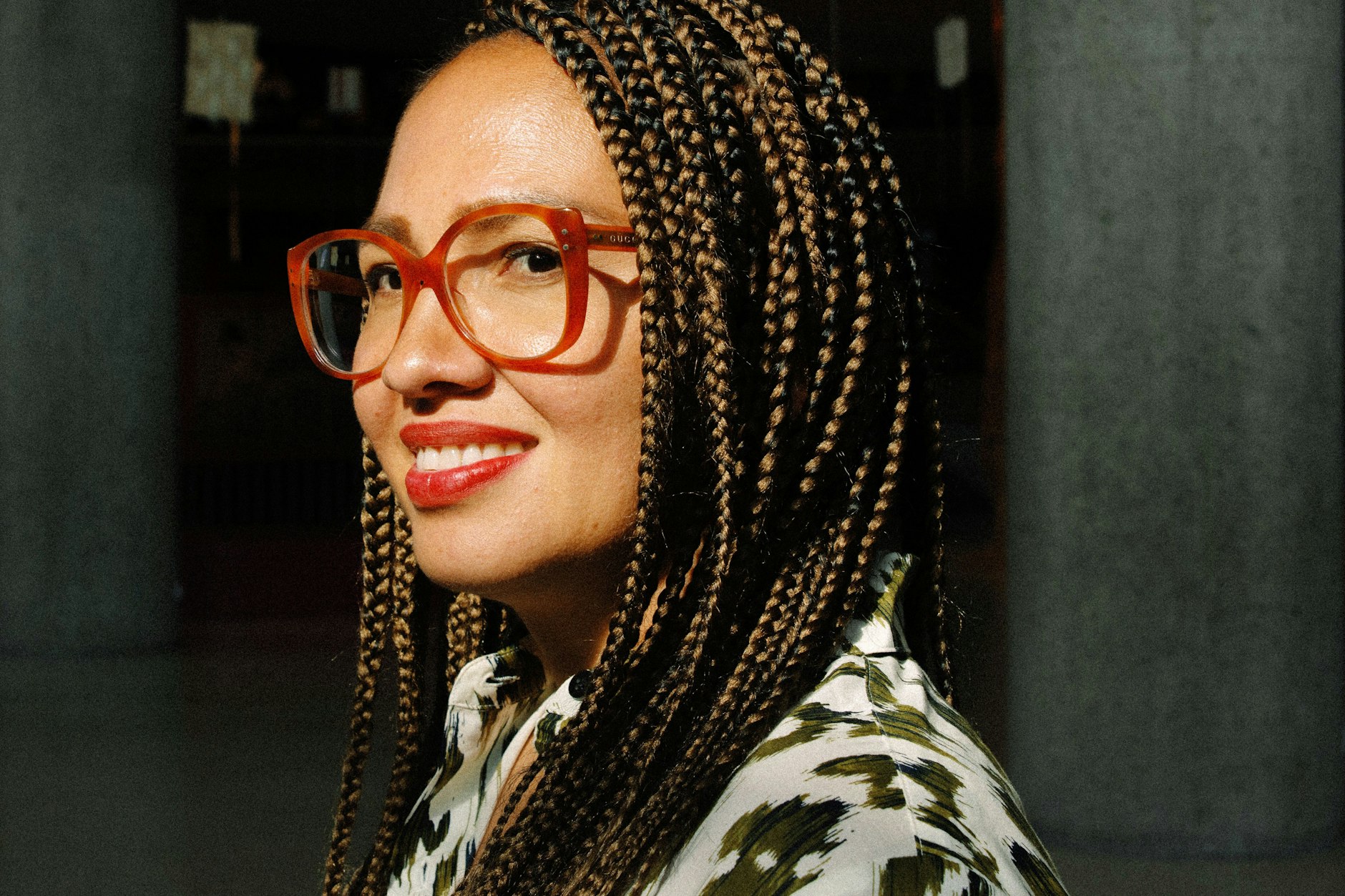 Mohnblumenroter Lippenstift und bernsteinfarbene Gucci-Brille: Edna Martinez im HKW