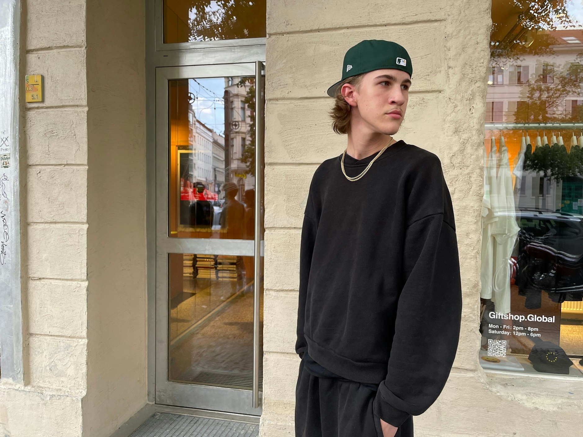 Marvin geht gleich bei Supreme shoppen. Er trägt seinen lässig geschnittenen Vokuhila unter einem Cap, die Frisur hat er seit etwa einem Jahr.&nbsp;