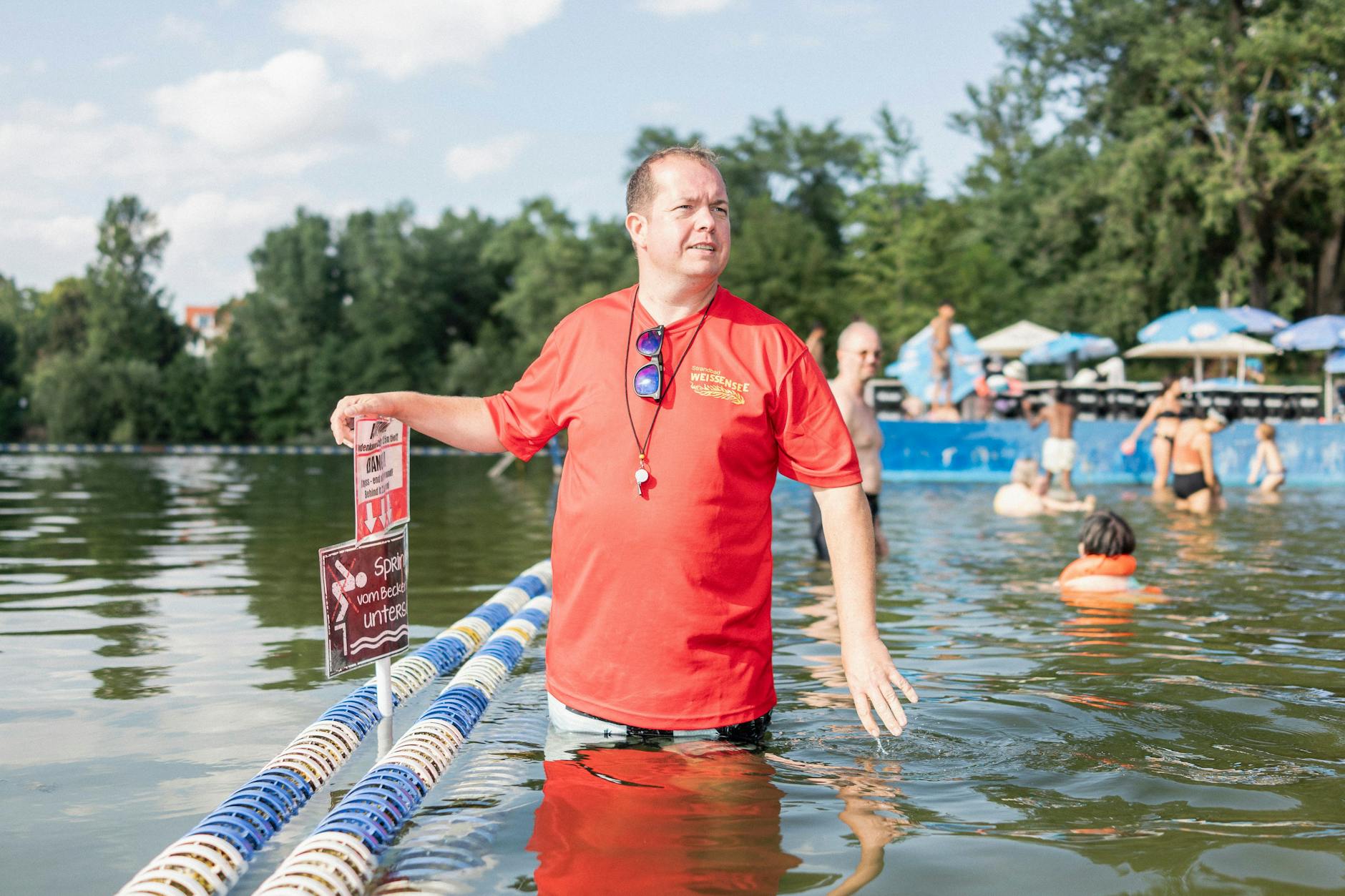 Dirk Heckert, leitender Rettungsschwimmer am Weißen See, in seinem Element.