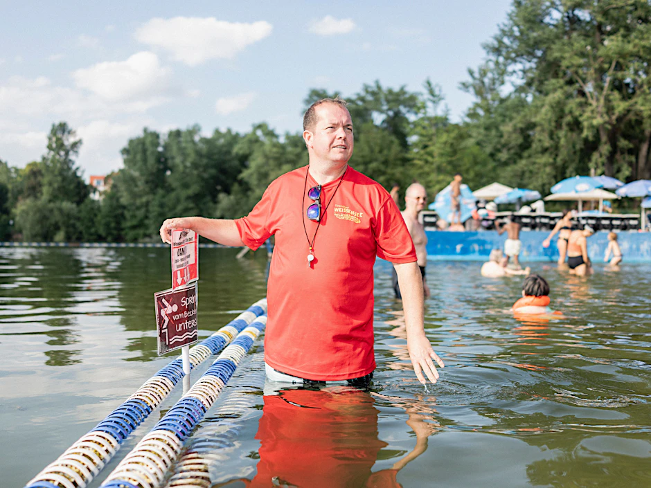 Dirk Heckert, leitender Rettungsschwimmer am Weißen See, in seinem Element.