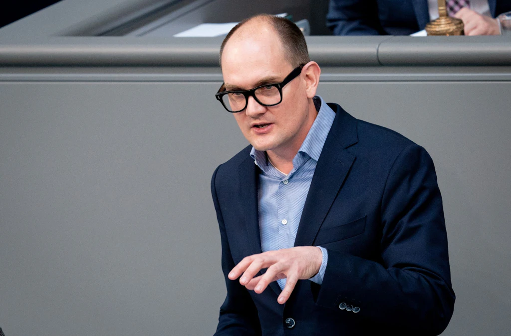 Grünen-Politiker Dahmen fällt Balken auf den Kopf – per Hubschrauber in Berliner Klinik