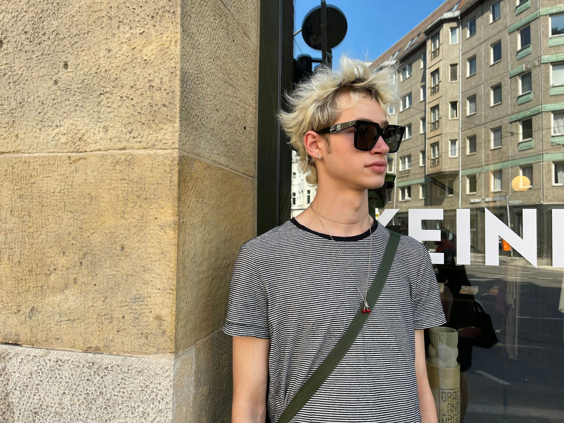 Seine Modelagentur habe ihn vor einem halben Jahr zu diesem Haarschnitt überredet, sagt Victor. Dieser Fashion-Mullet kommt durch das längere Deckhaar etwas edler um die Ecke und war mal eine Zeitlang omnipräsent auf dem Celine-Runway. Dort werden die Haare jedoch gerade wieder deutlich länger. Victor könnte also schonmal wachsen lassen.