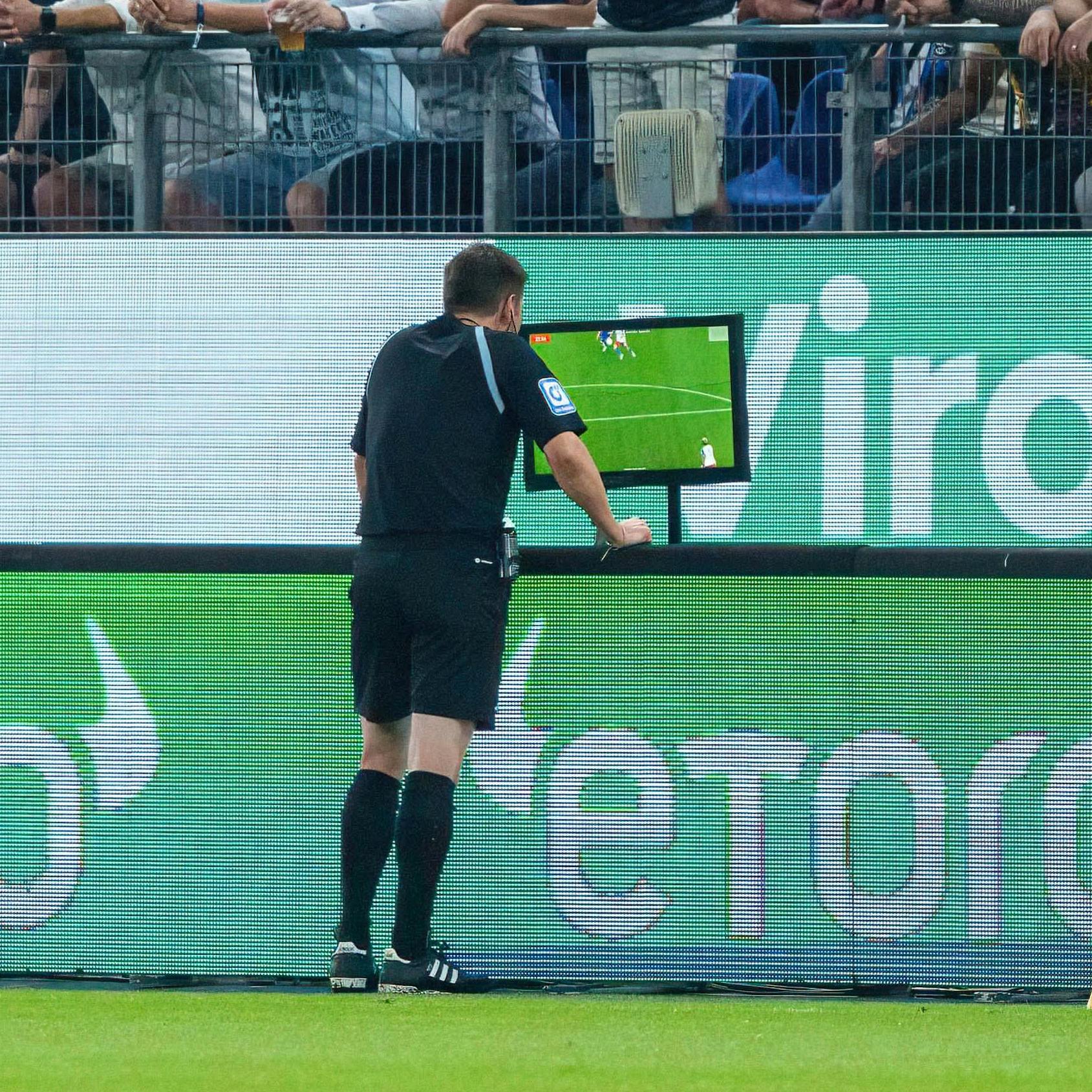 Schiri Frank Willenborg schaut sich nochmal die Szene vor seiner ersten Elferentscheidung an und zieht den Strafstoß zurück.